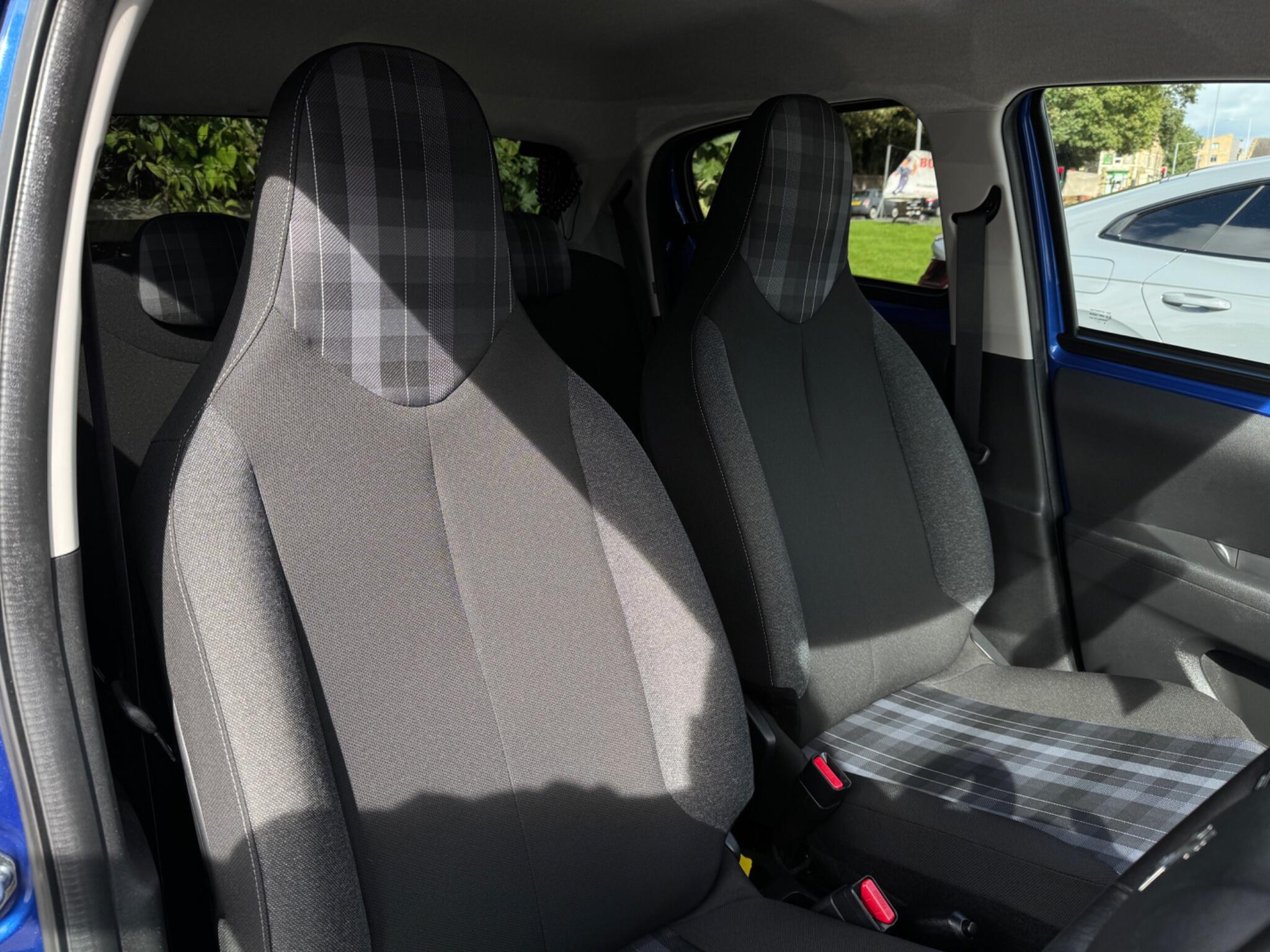 Peugeot 108 view 17