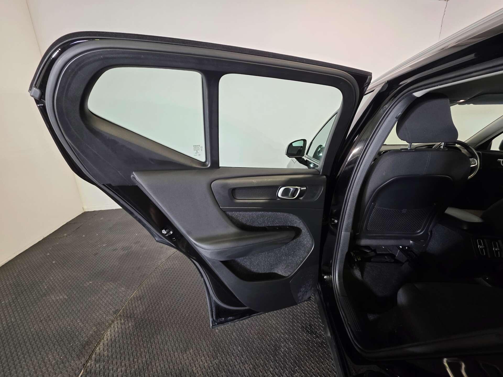 Volvo XC40 view 34