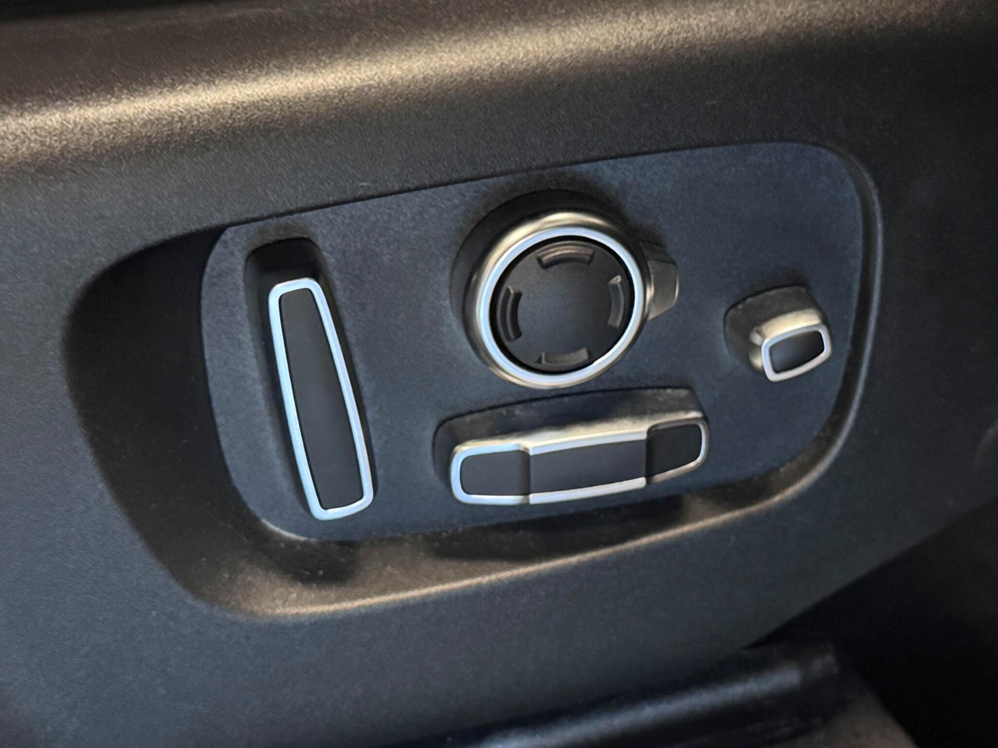 Land Rover Range Rover Velar view 18