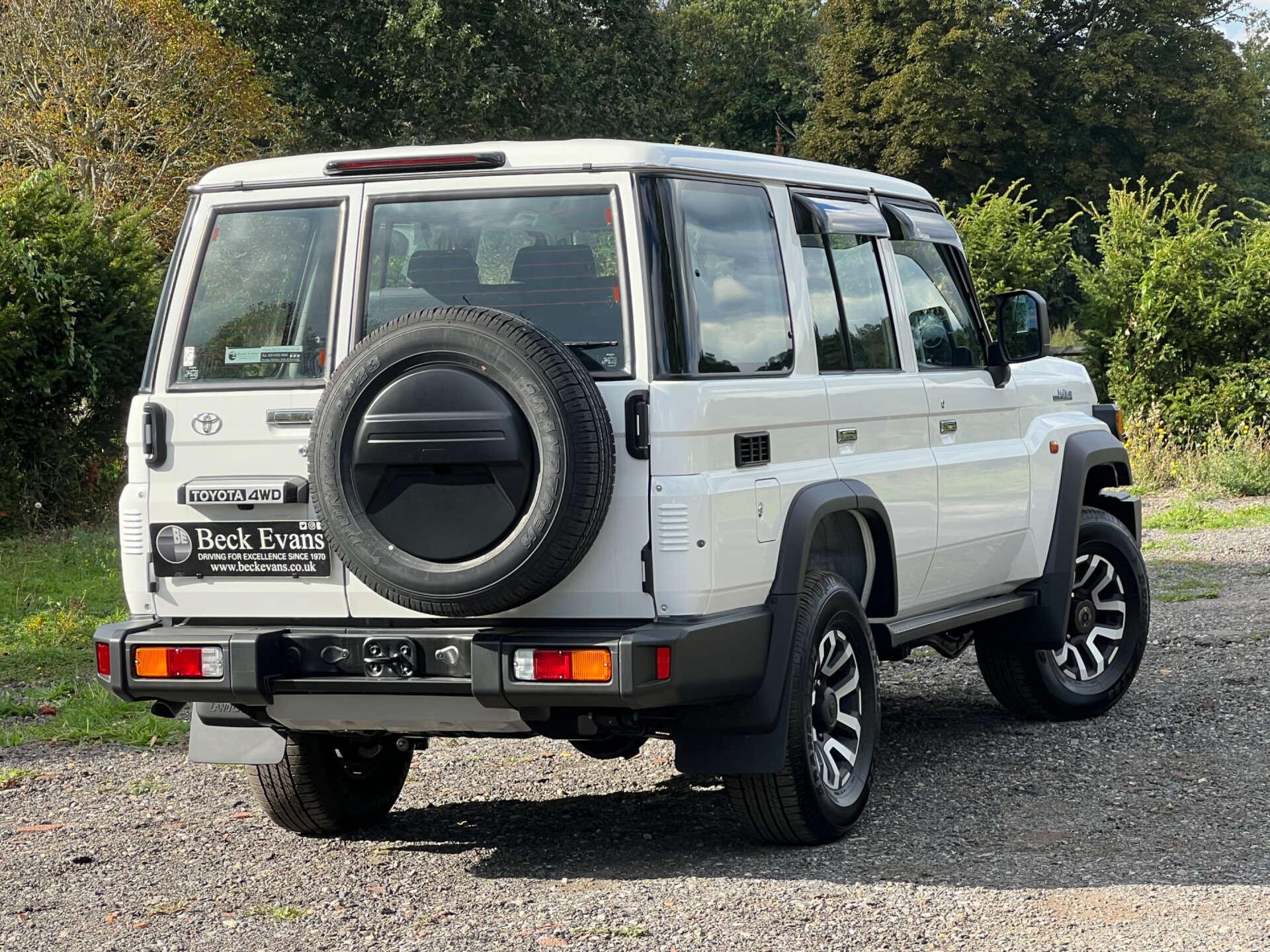 Toyota Land Cruiser view 25
