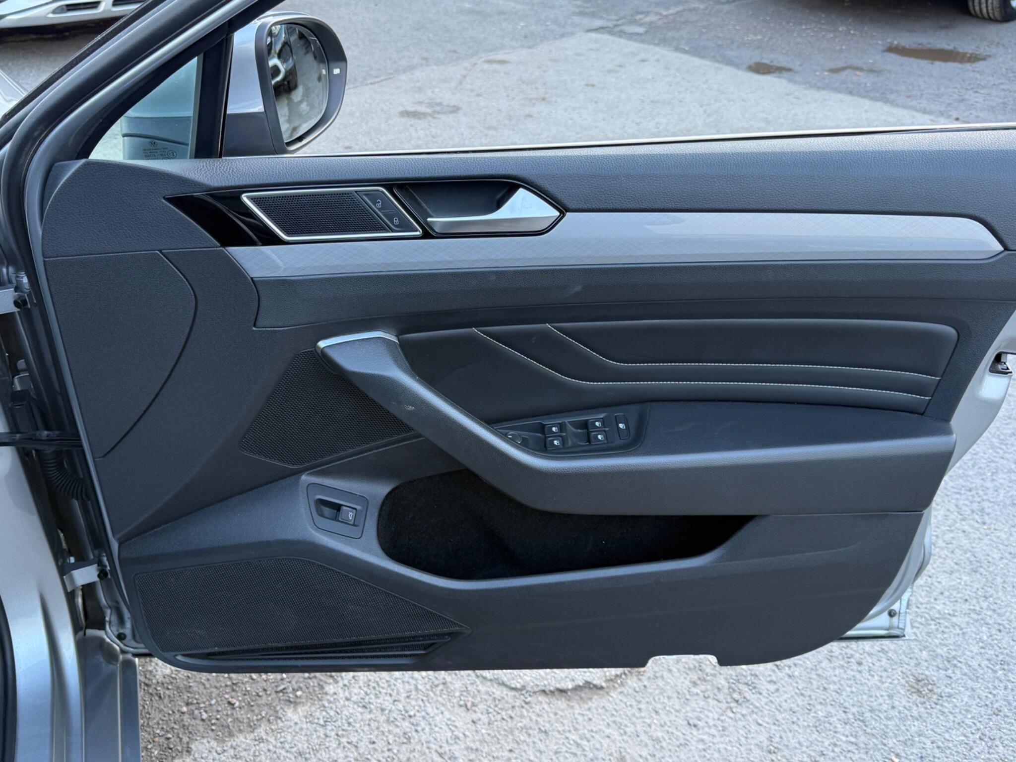 Volkswagen Passat - Image 37