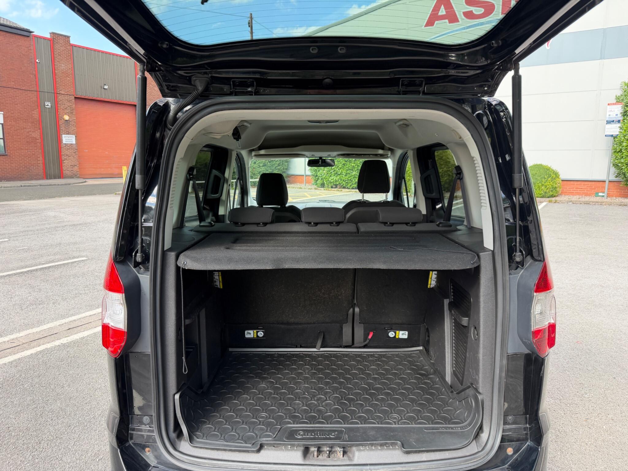Ford Tourneo Courier view 35