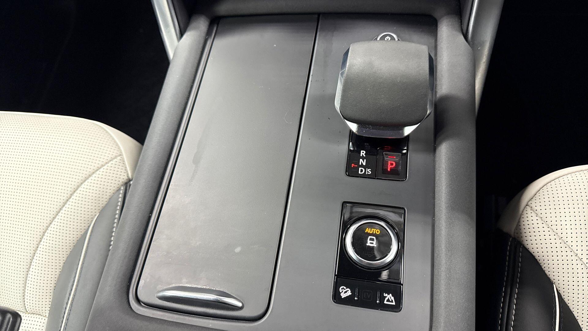 Land Rover Discovery view 13