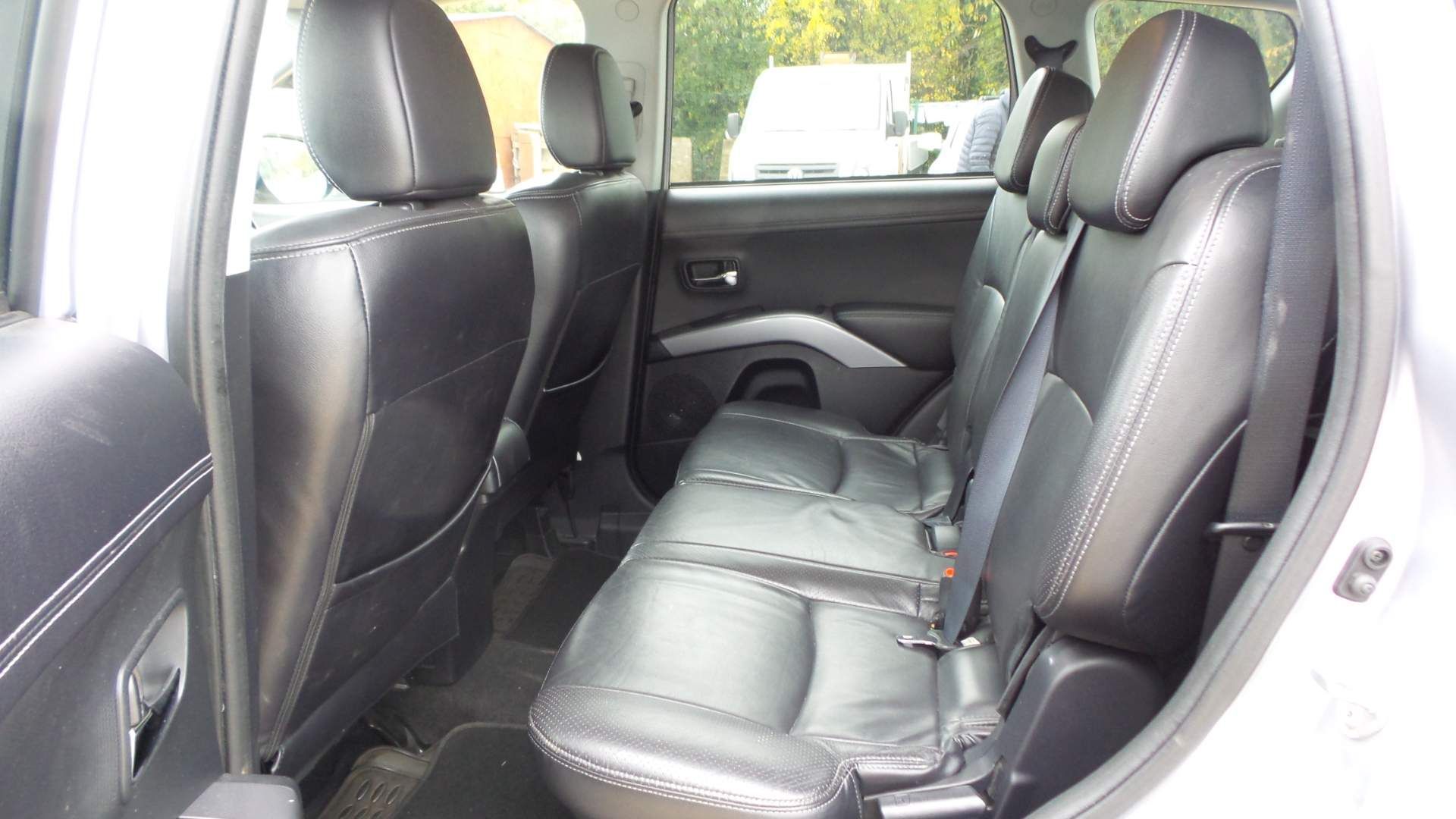 Mitsubishi Outlander view 10