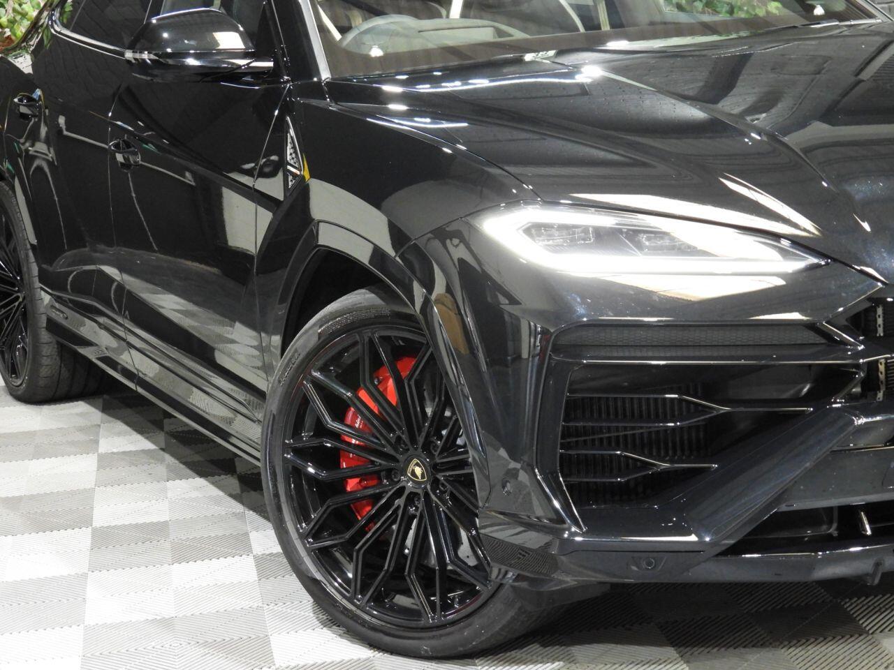 Lamborghini Urus view 6