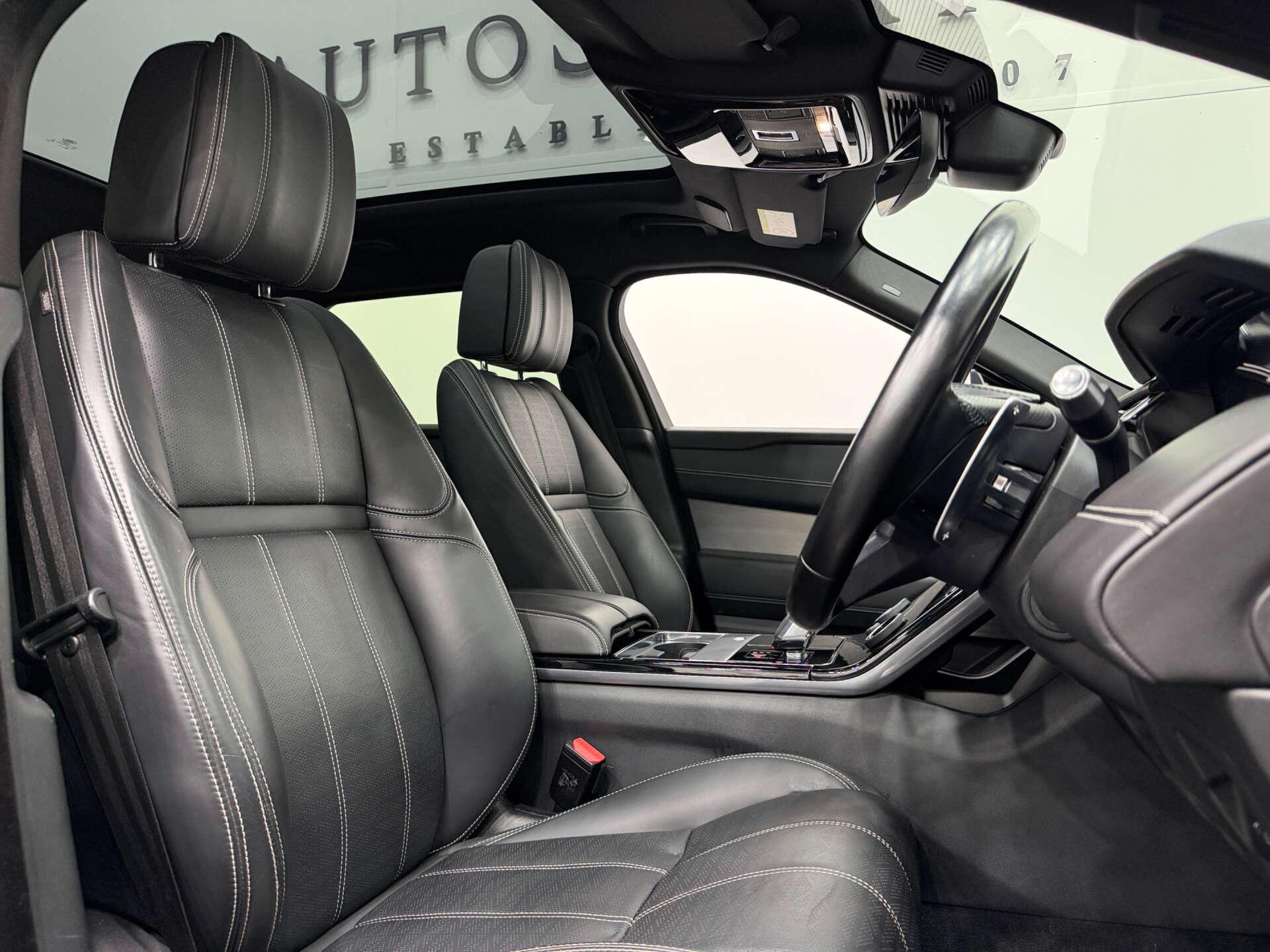 Land Rover Range Rover Velar view 2