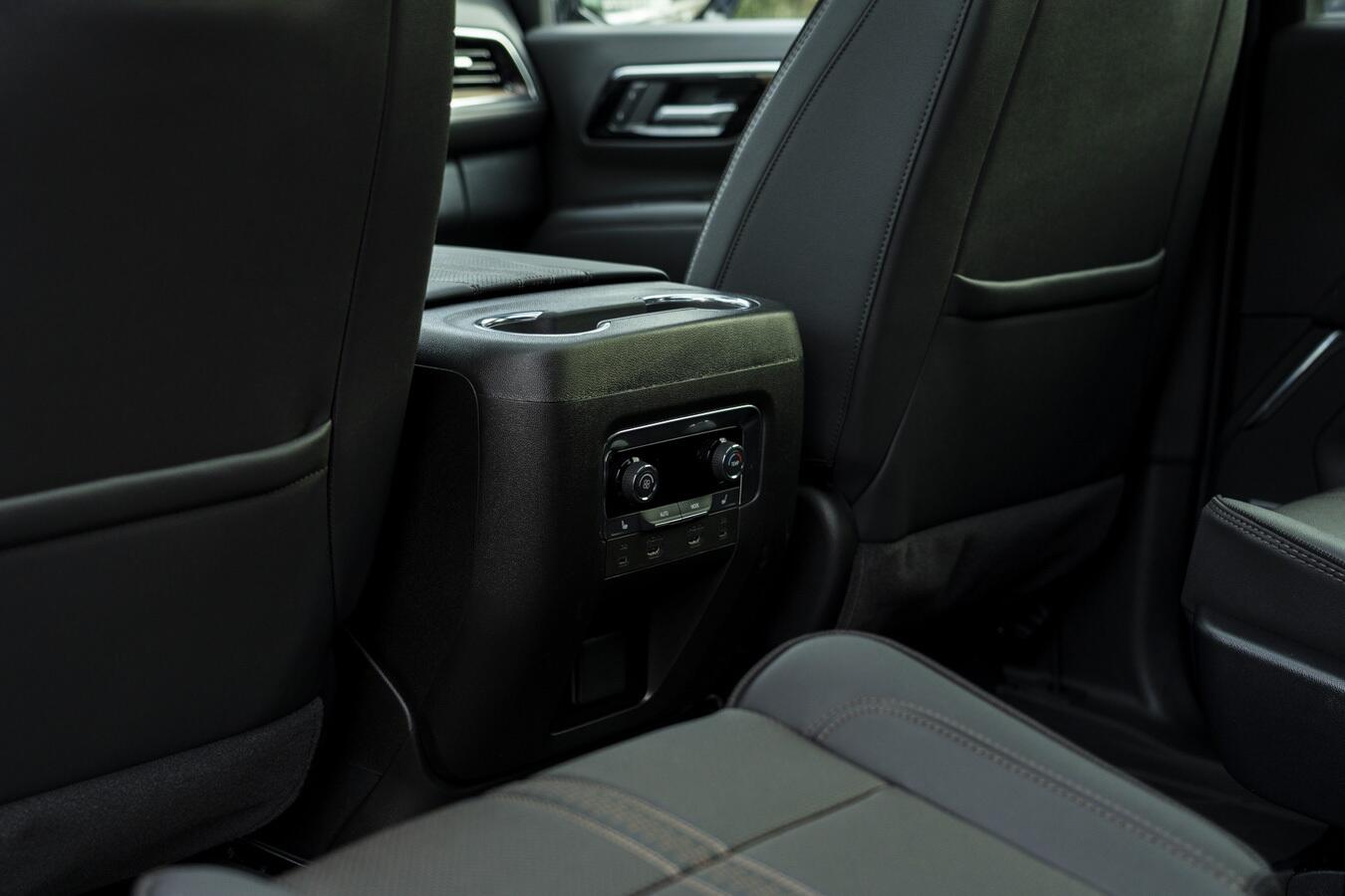 Chevrolet Suburban view 42