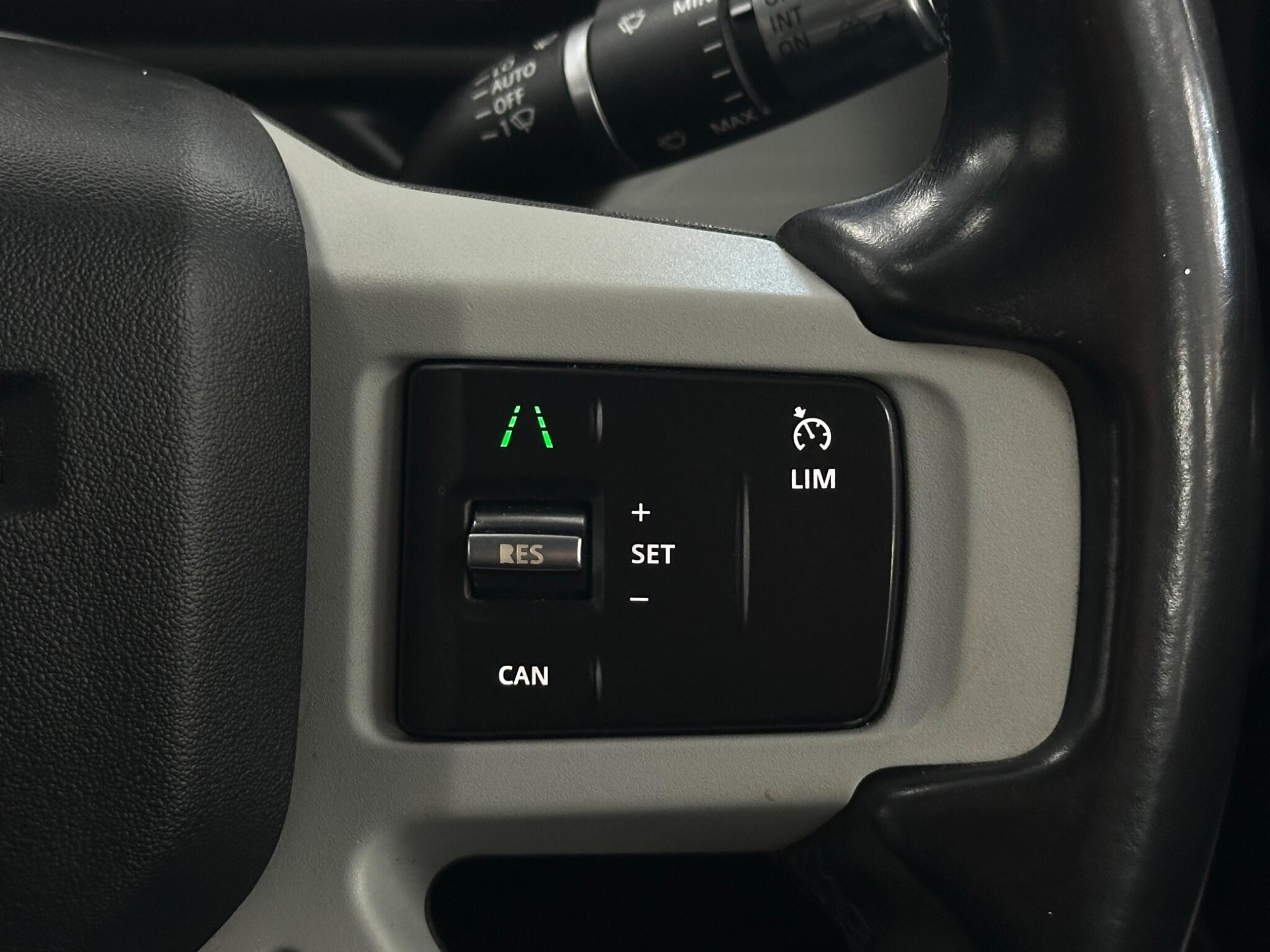 Land Rover Defender 110 view 28