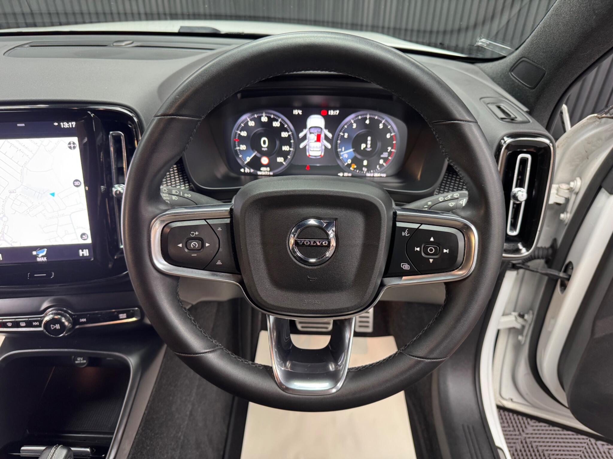 Volvo XC40 view 45