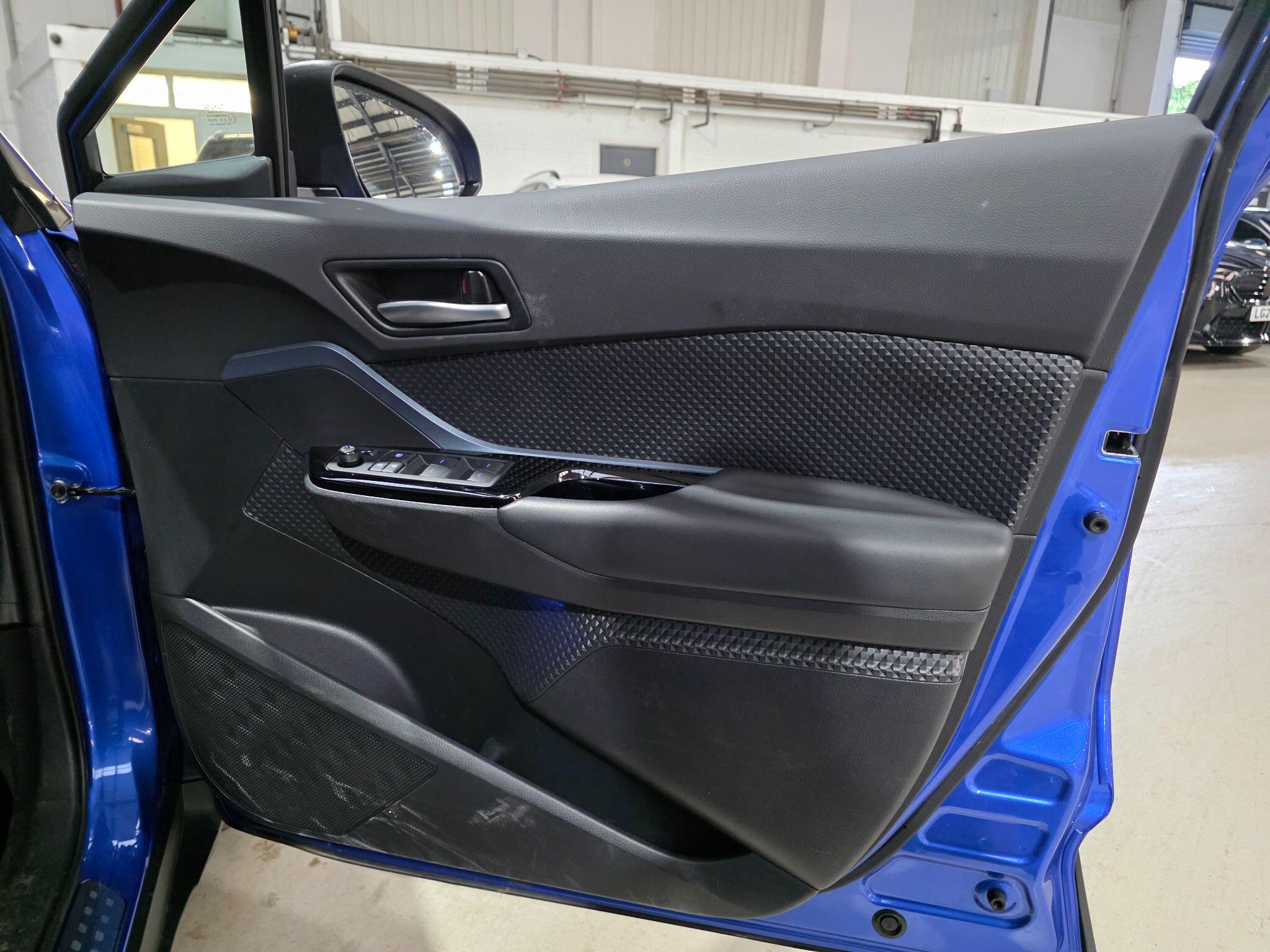 Toyota C-HR view 11