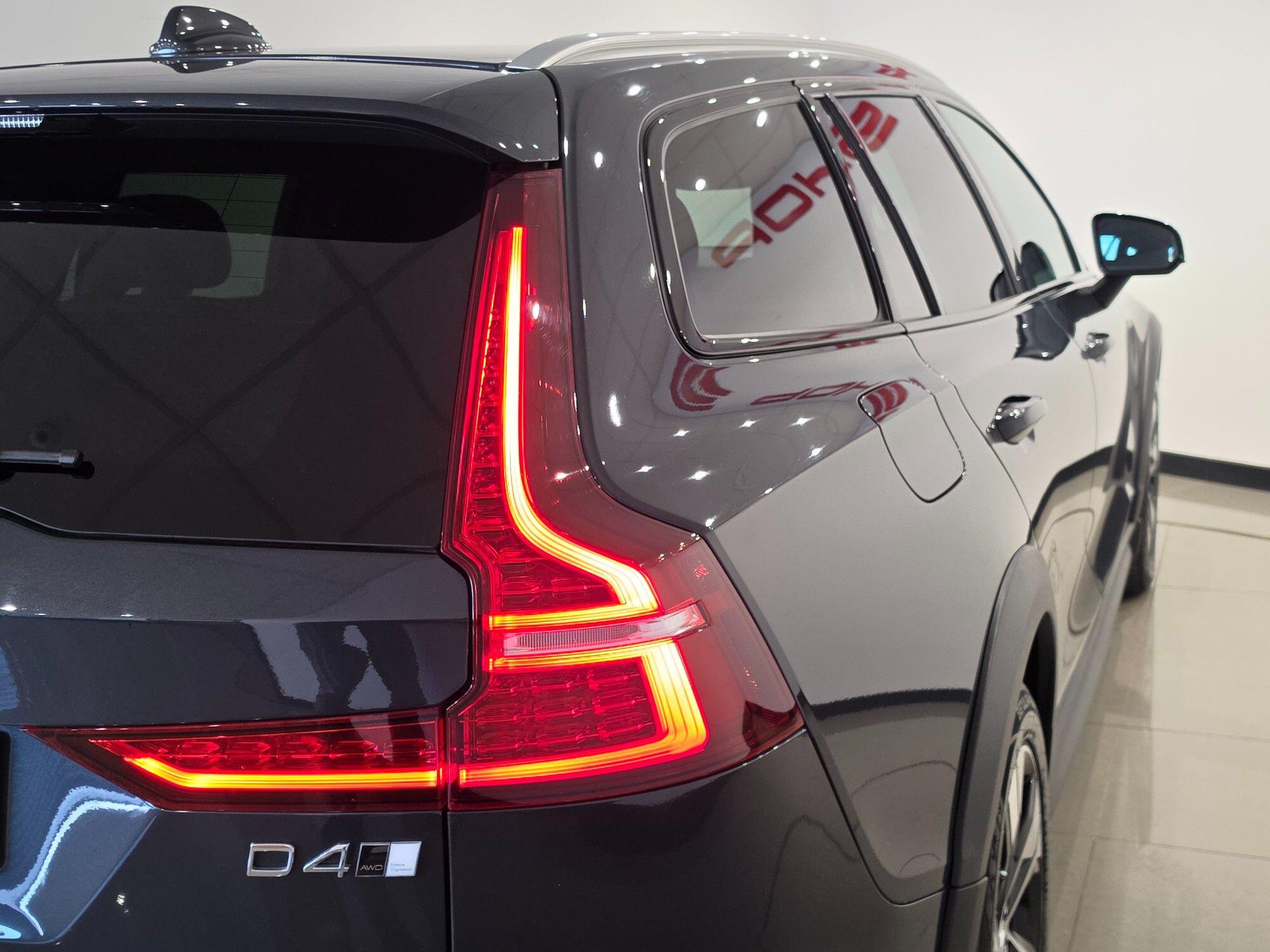 Volvo V60 Cross Country view 46