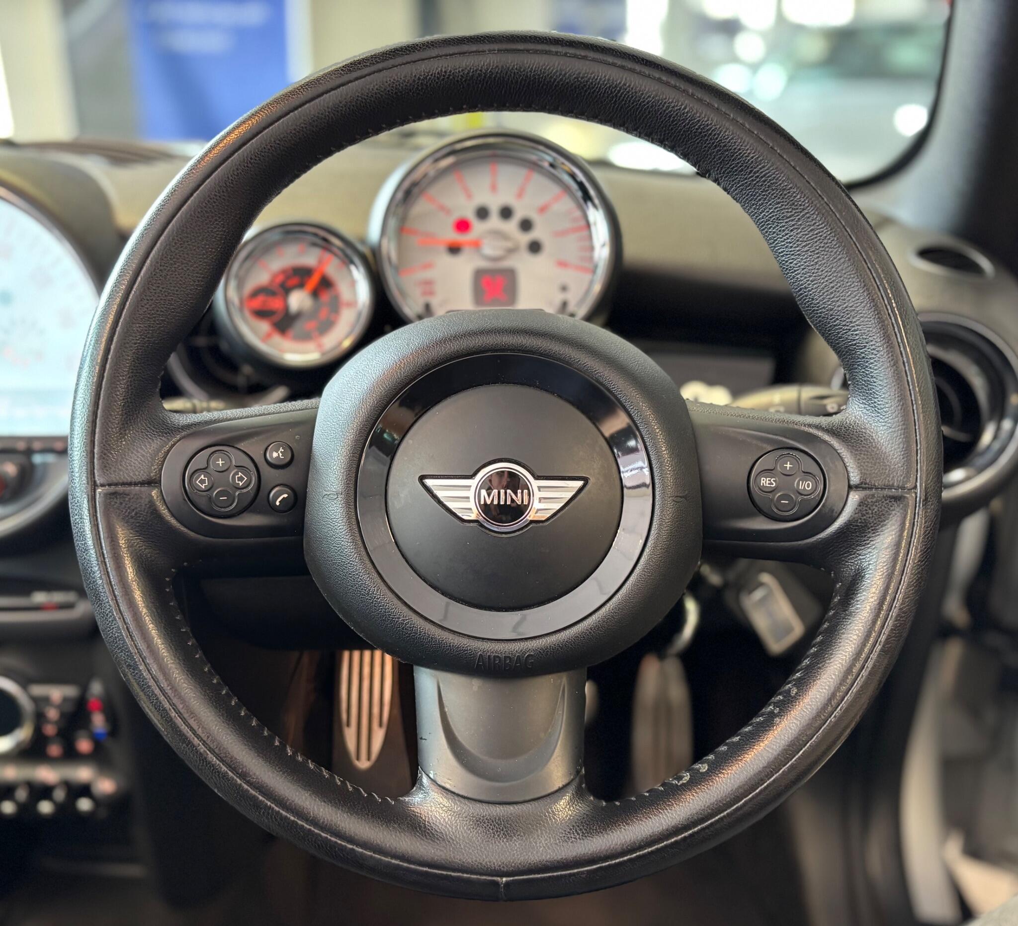 Mini Convertible view 27