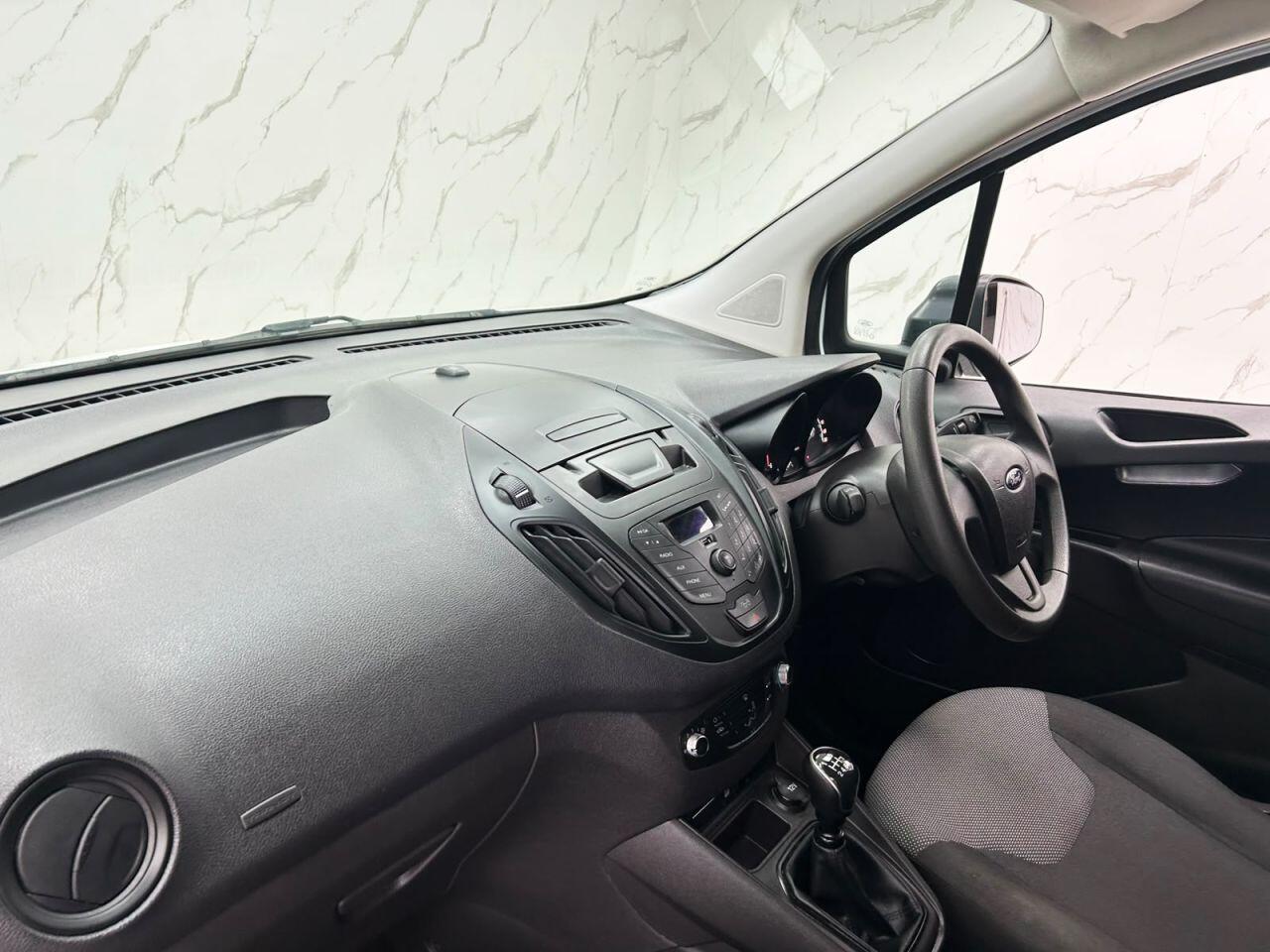 Ford Transit Courier view 14