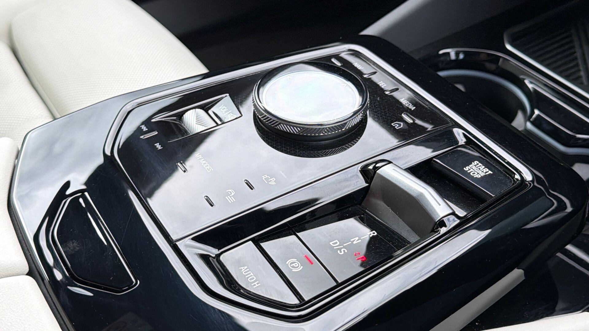 BMW 5 Series view 10
