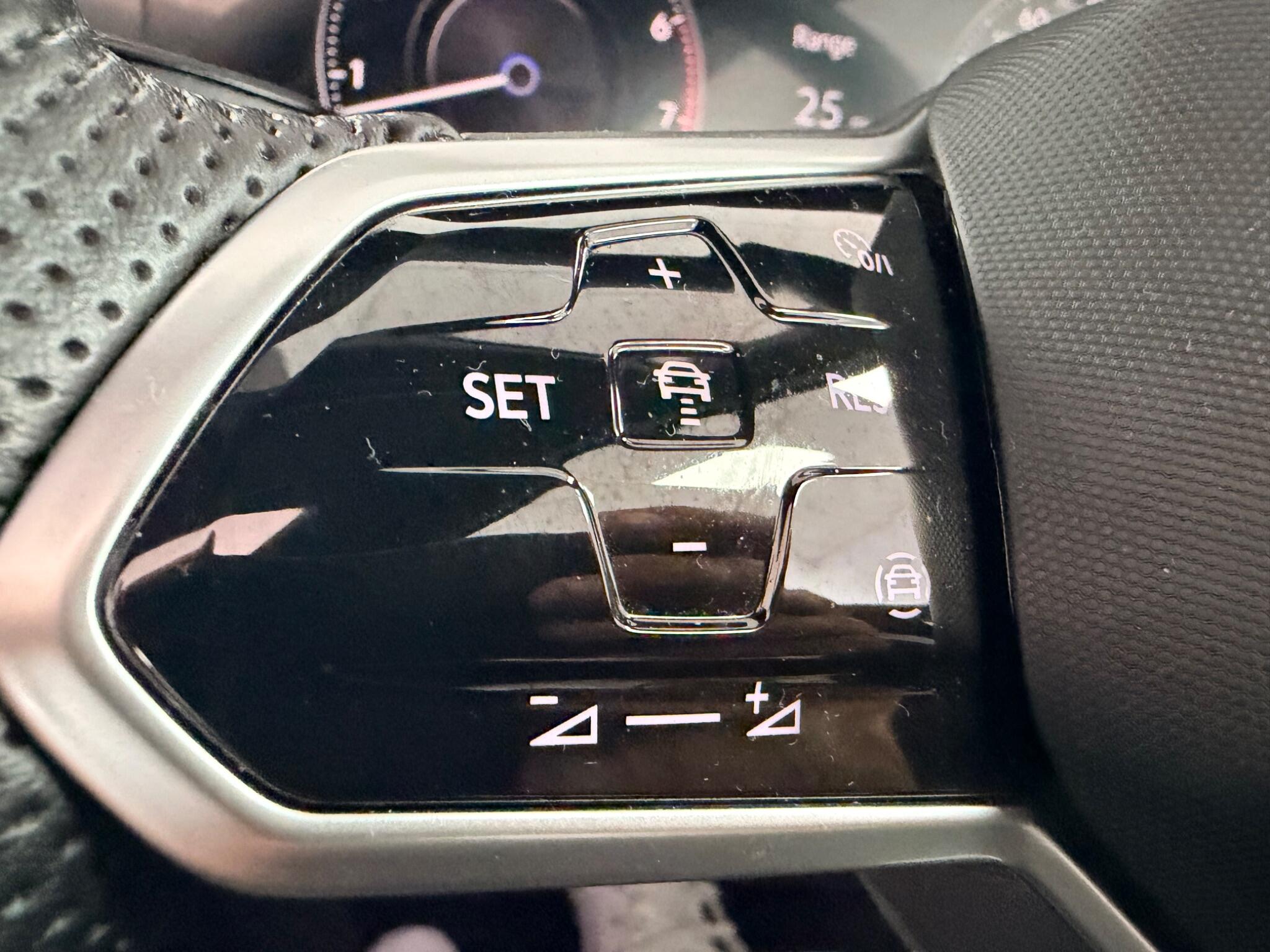 Volkswagen Touareg view 18