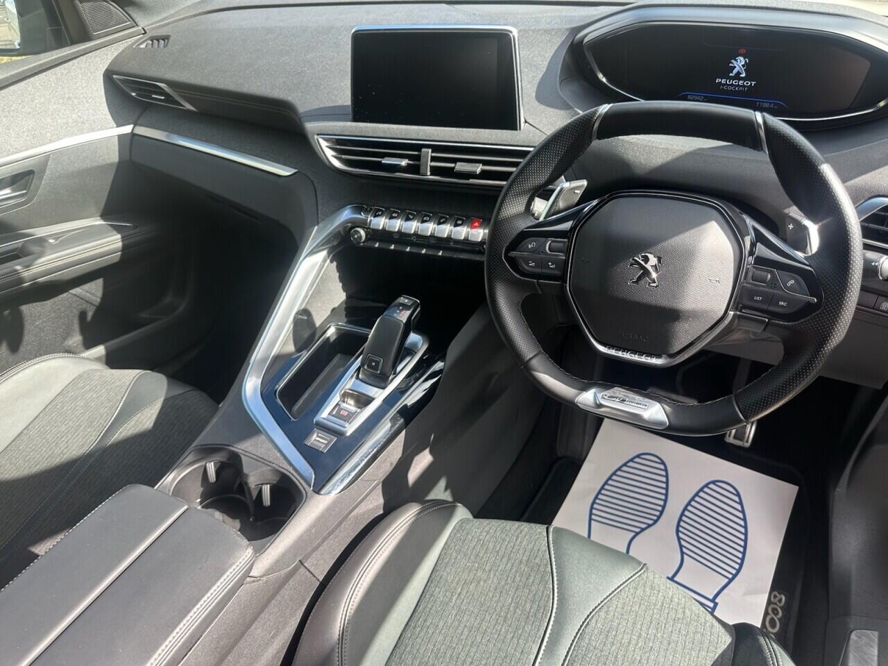 Peugeot 5008 view 2