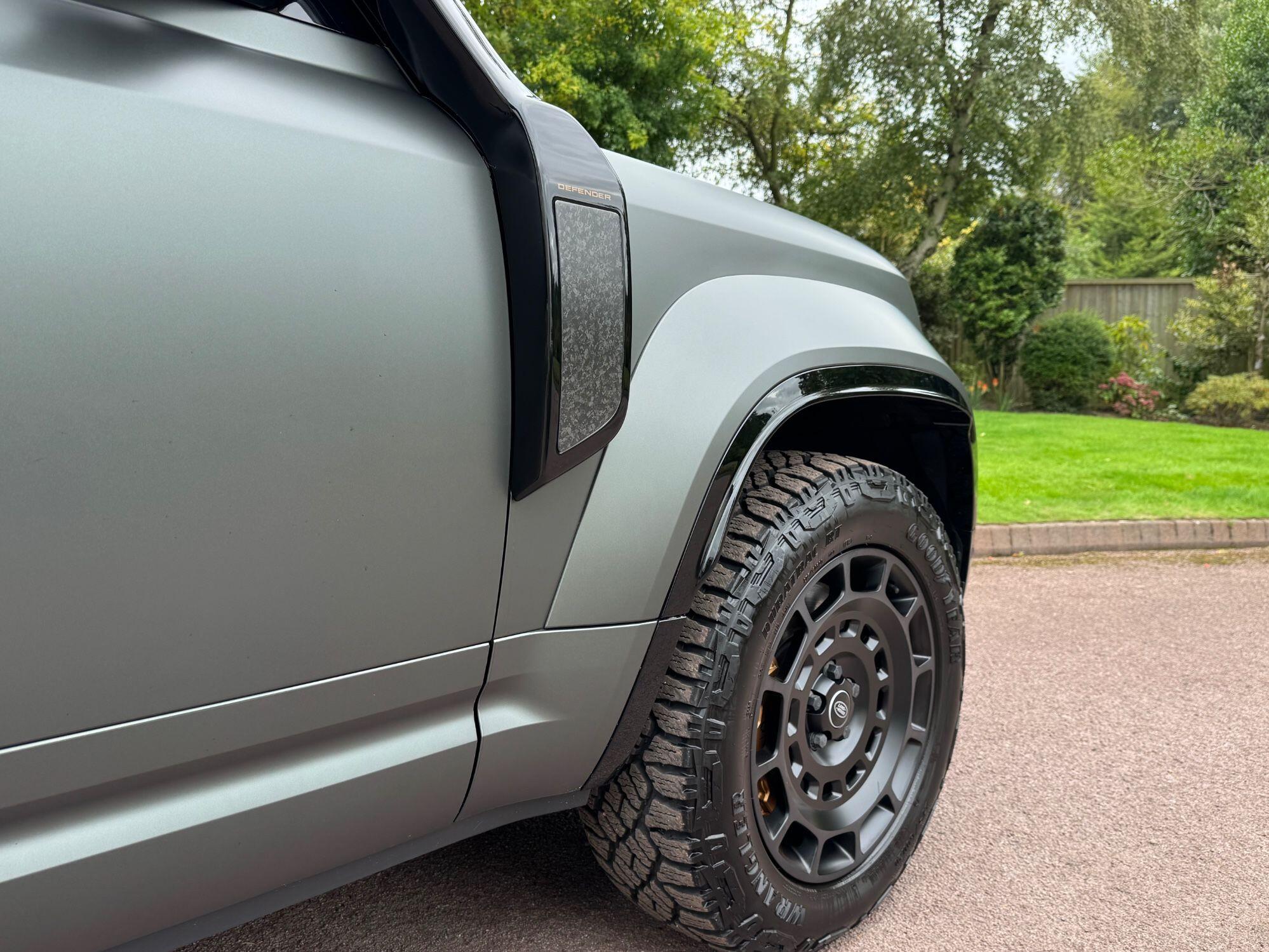 Land Rover Defender 110 view 16