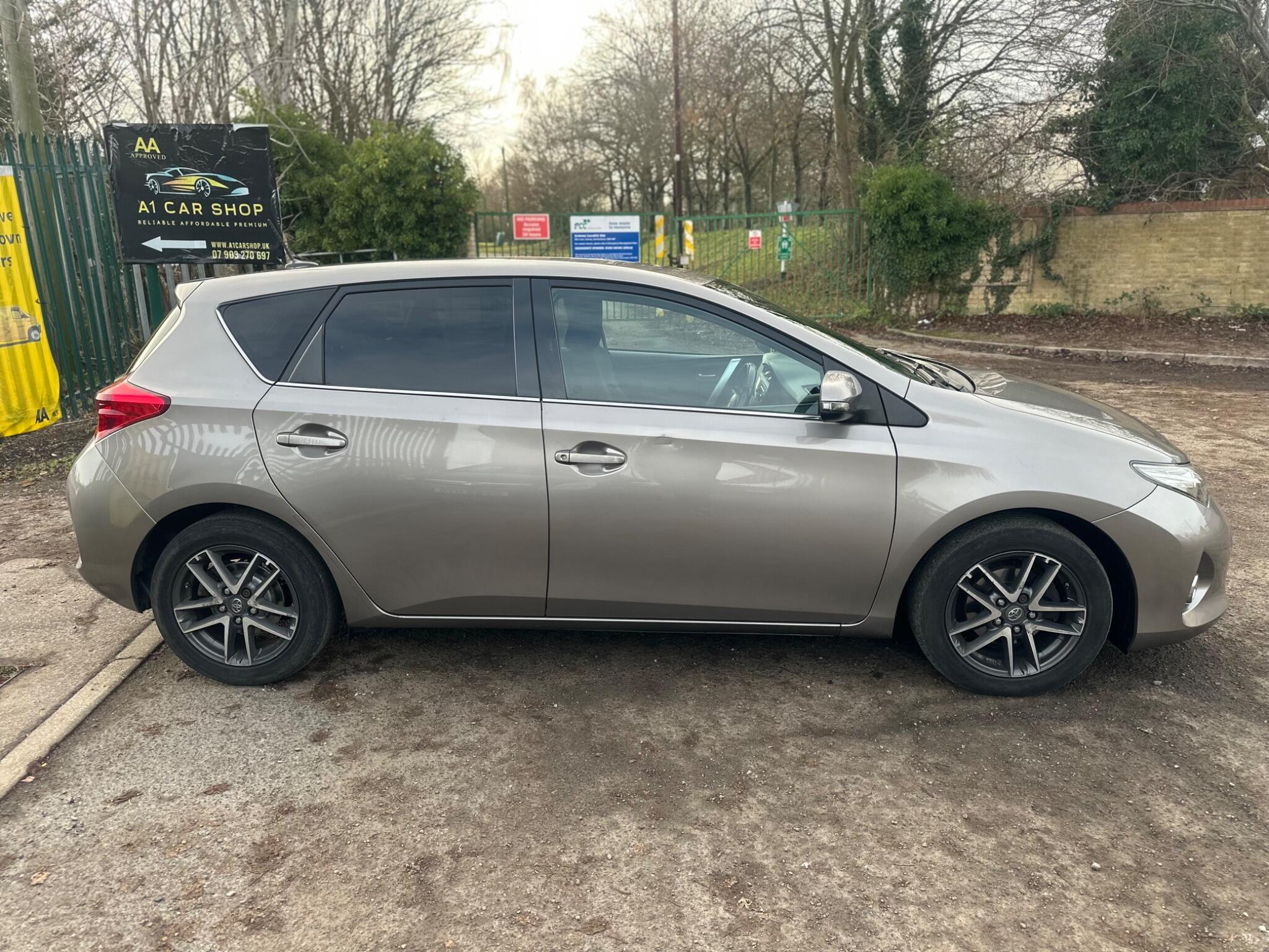 2014 Toyota Auris image 8