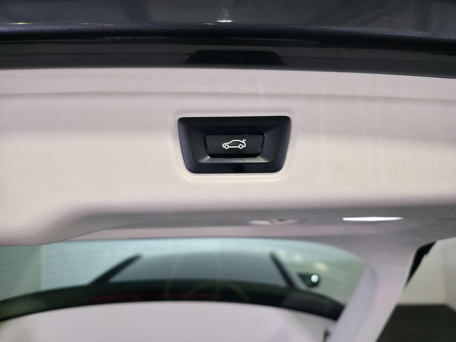 BMW 3 Series view 18