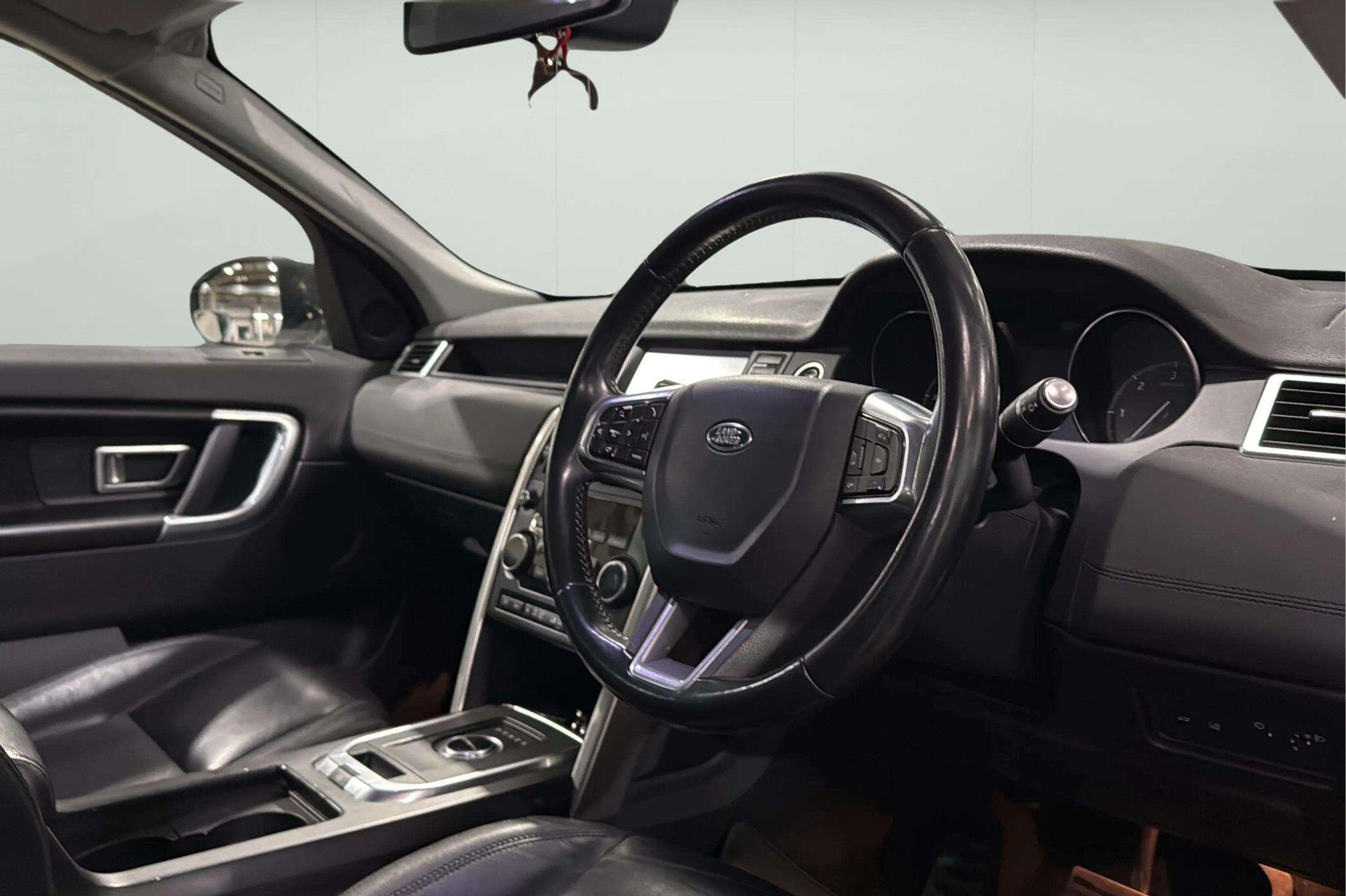 Land Rover Discovery Sport view 7