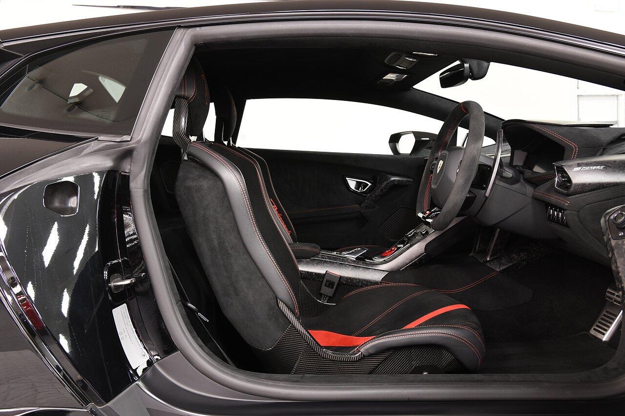 Lamborghini Huracan view 6