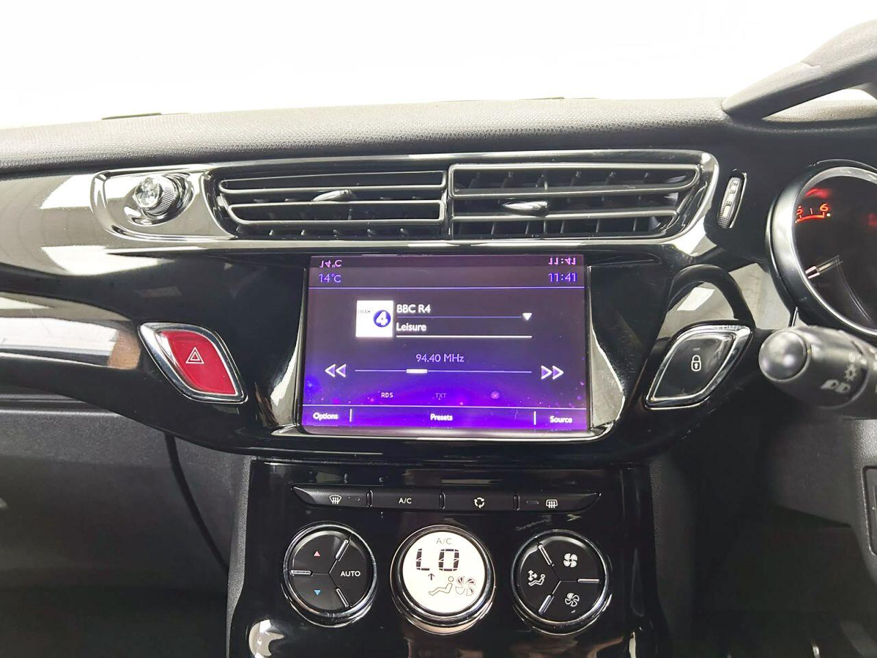 DS Automobiles DS 3 view 17