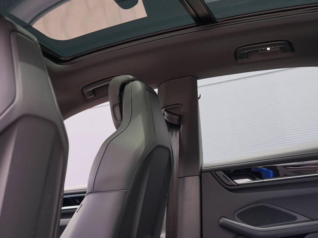 Porsche Macan view 13