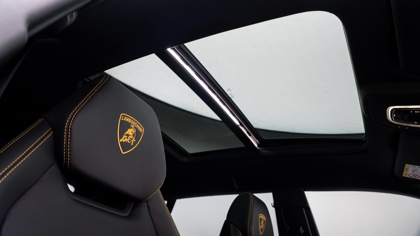 Lamborghini Urus view 7