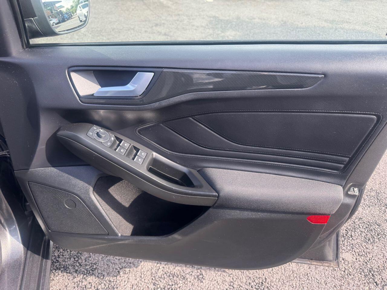 Ford Focus view 14