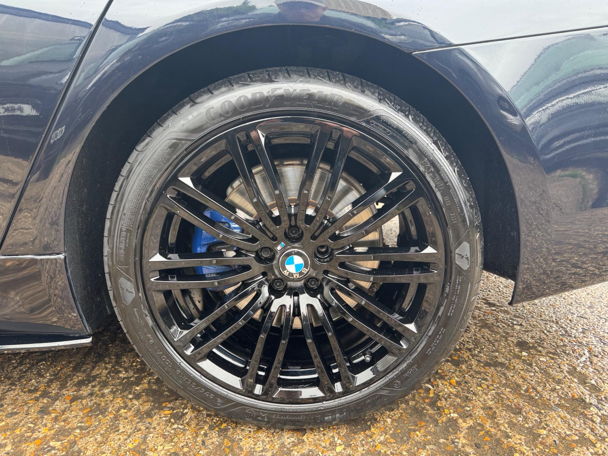 BMW 5 Series view 21
