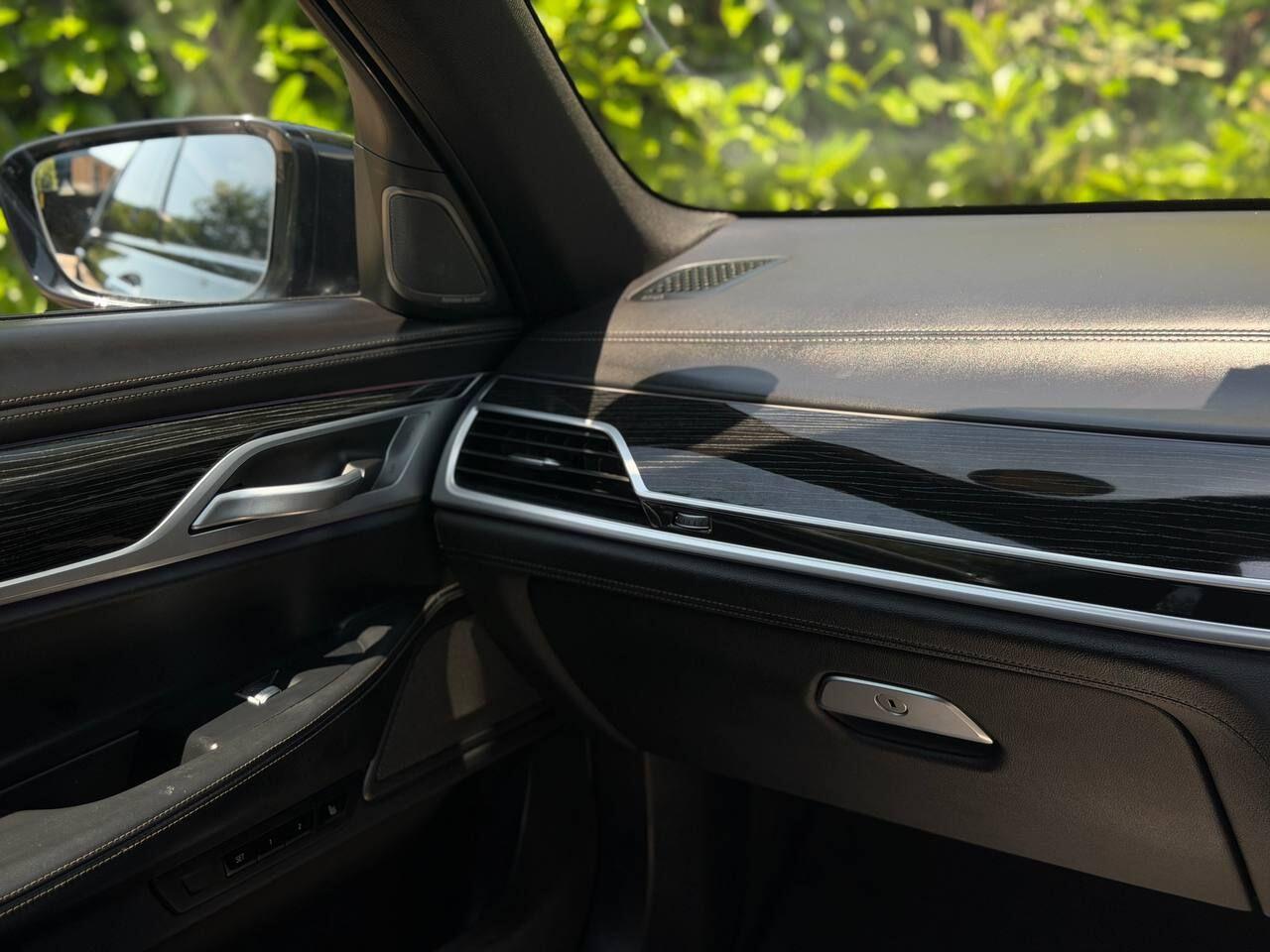 BMW 7 Series view 35