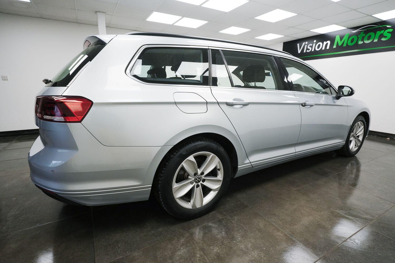 Volkswagen Passat view 4