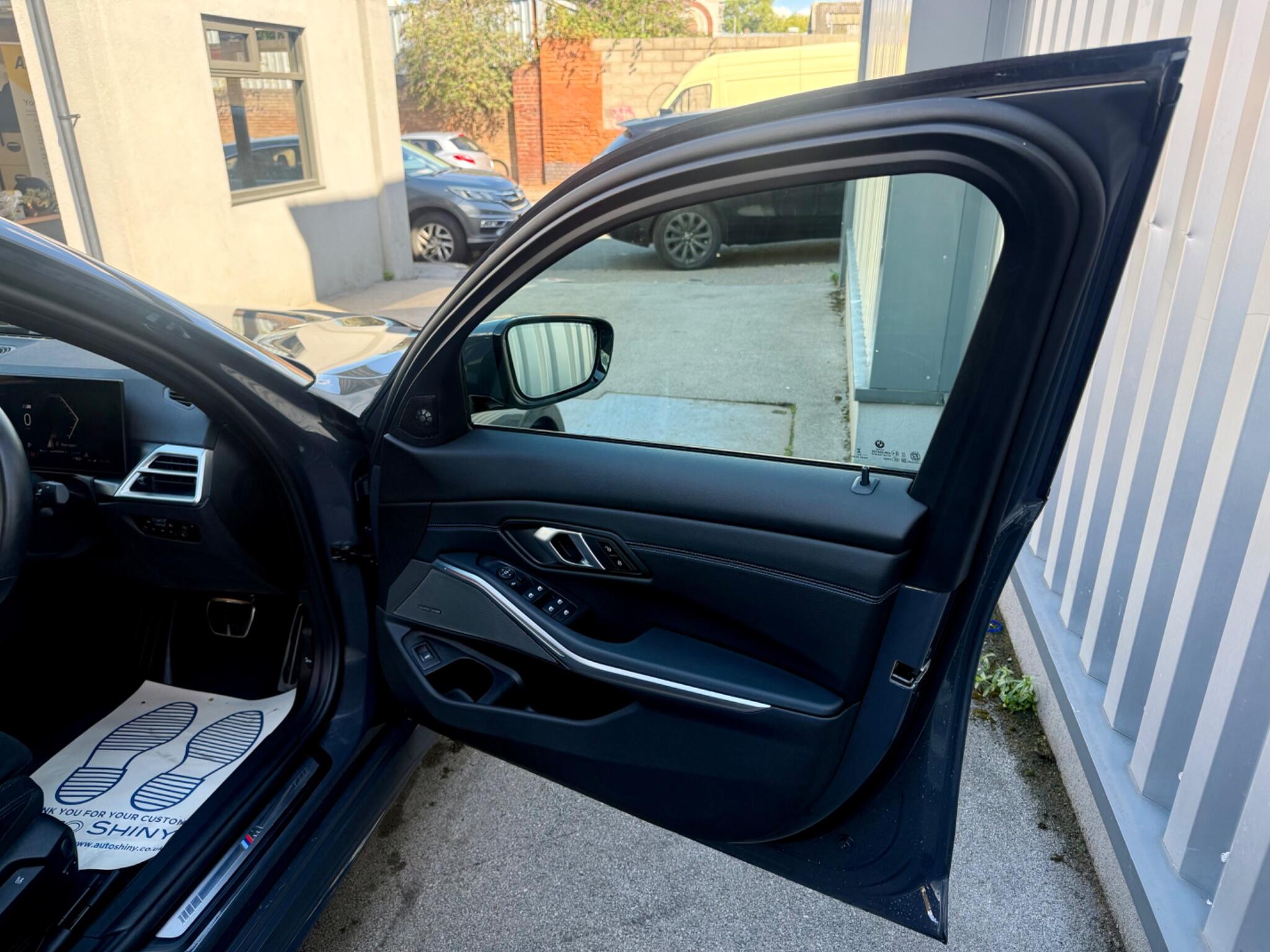 BMW 3 Series view 19
