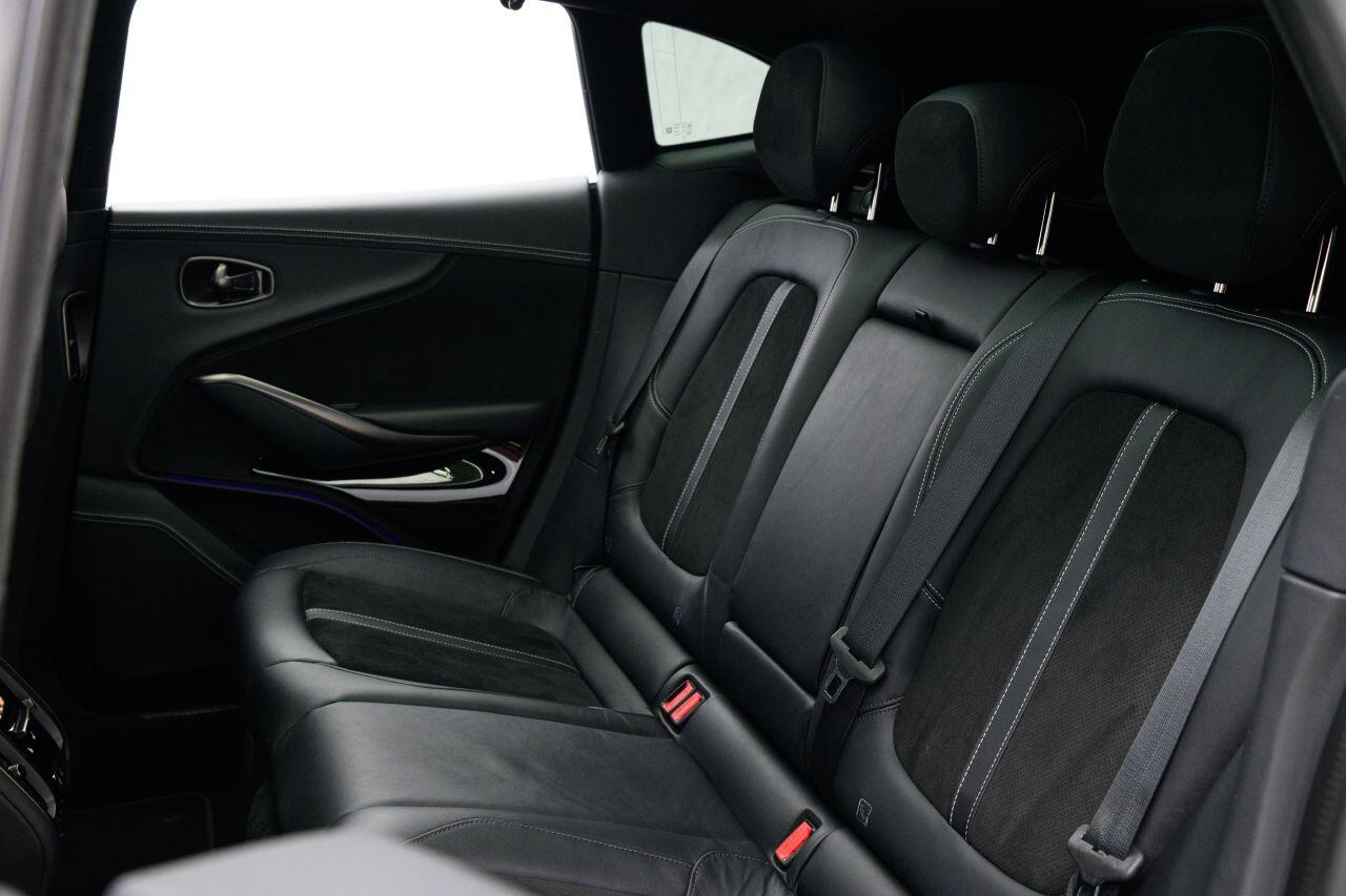 Aston Martin DBX view 33