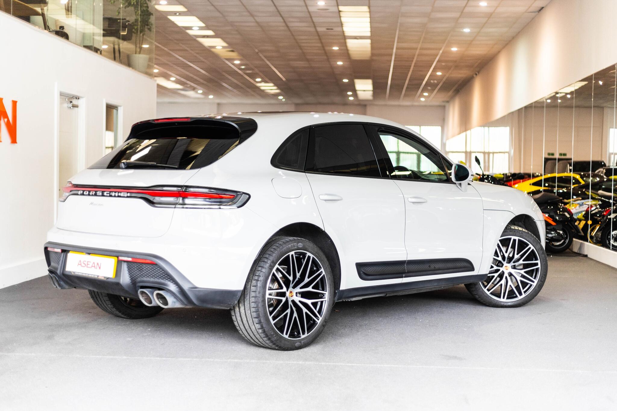 Porsche Macan view 6