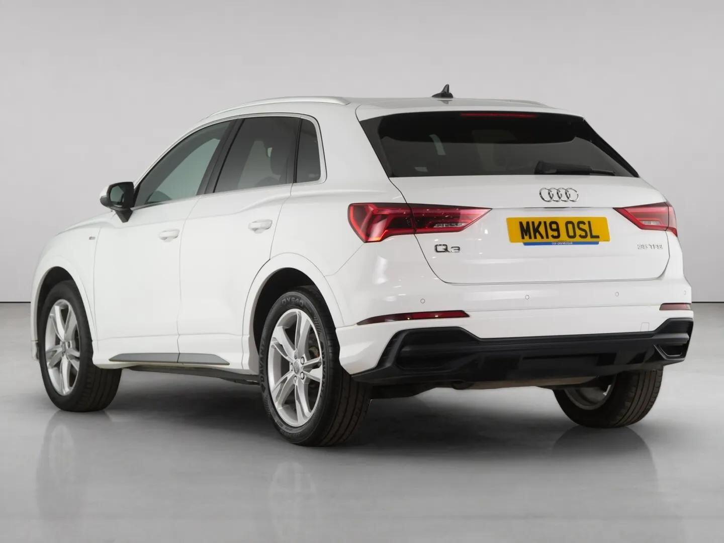 Audi Q3 view 5