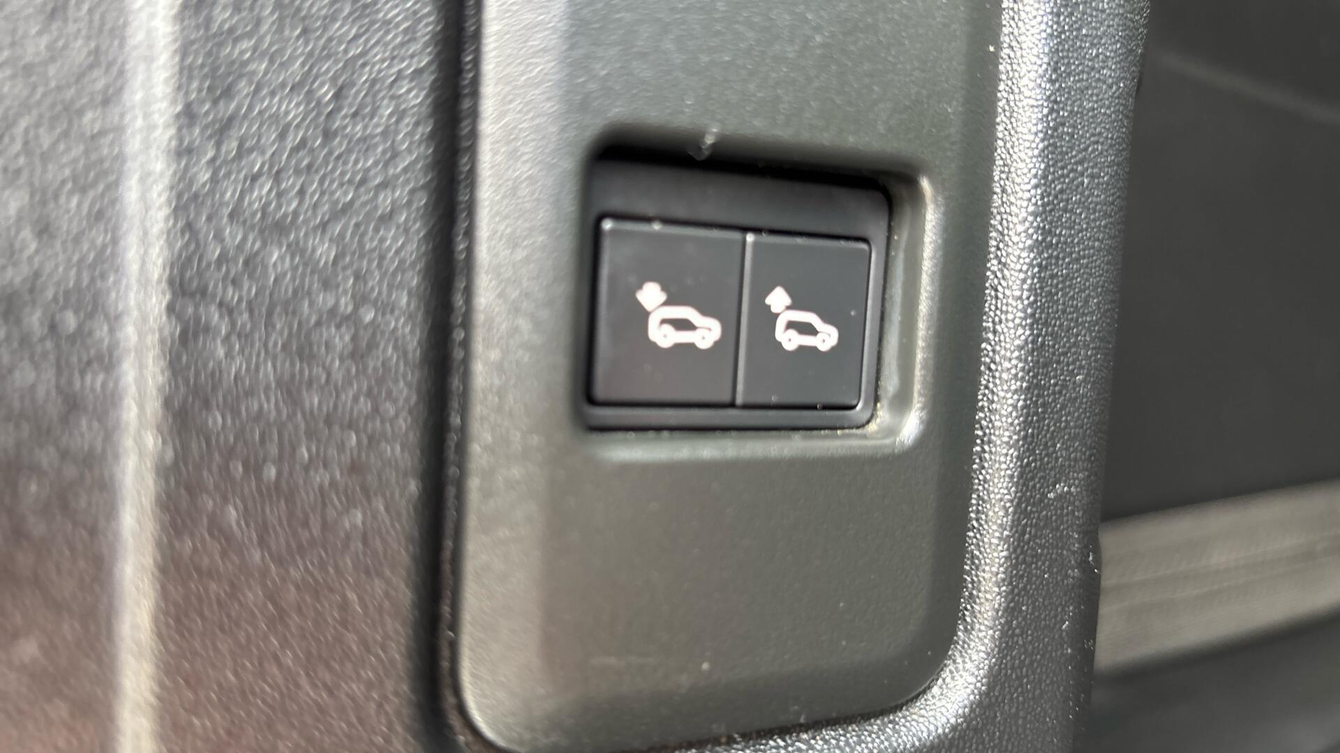 Land Rover Defender view 35