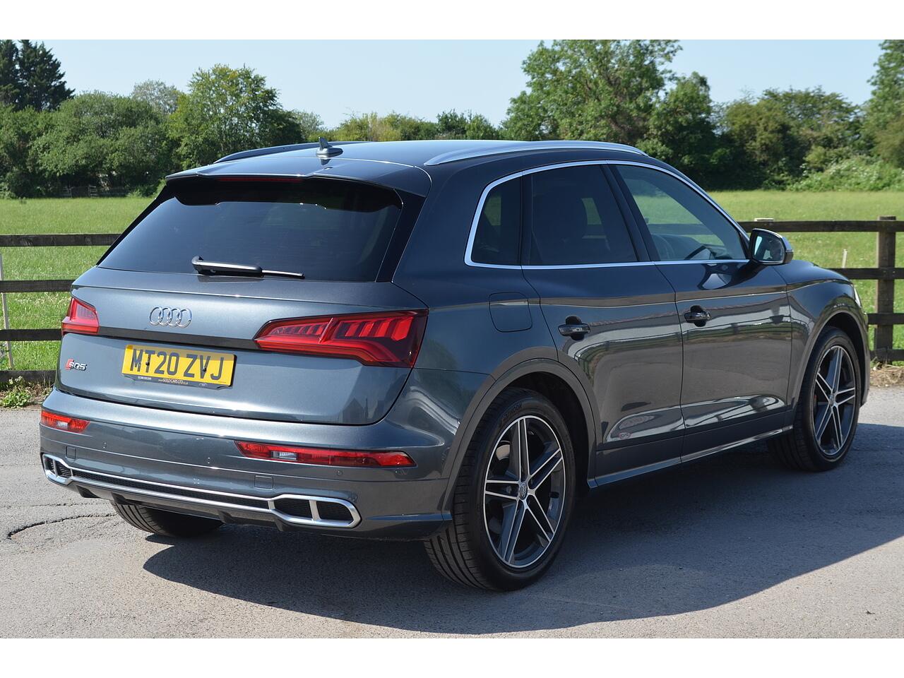 Audi SQ5 view 9