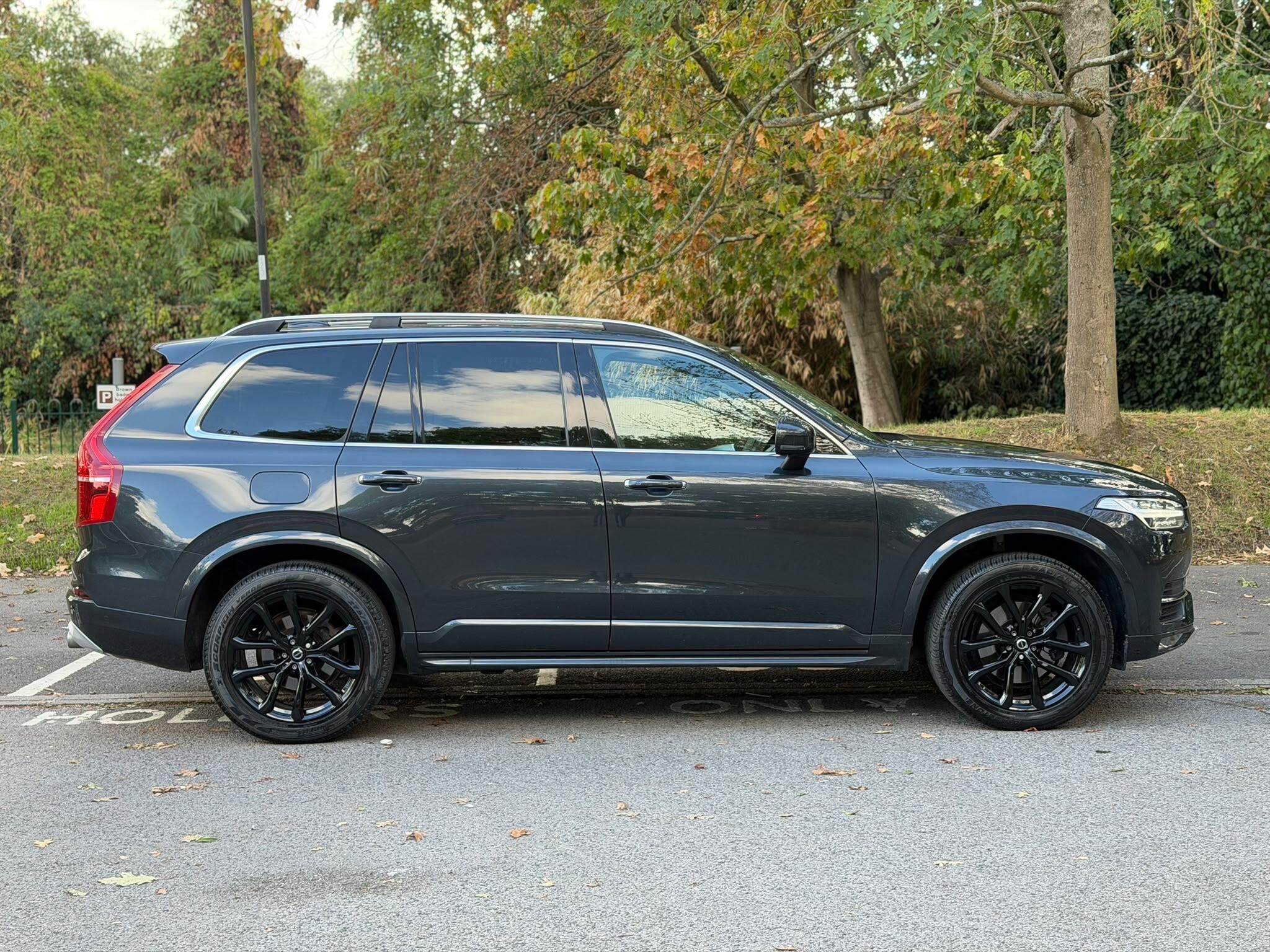Volvo XC90 view 3