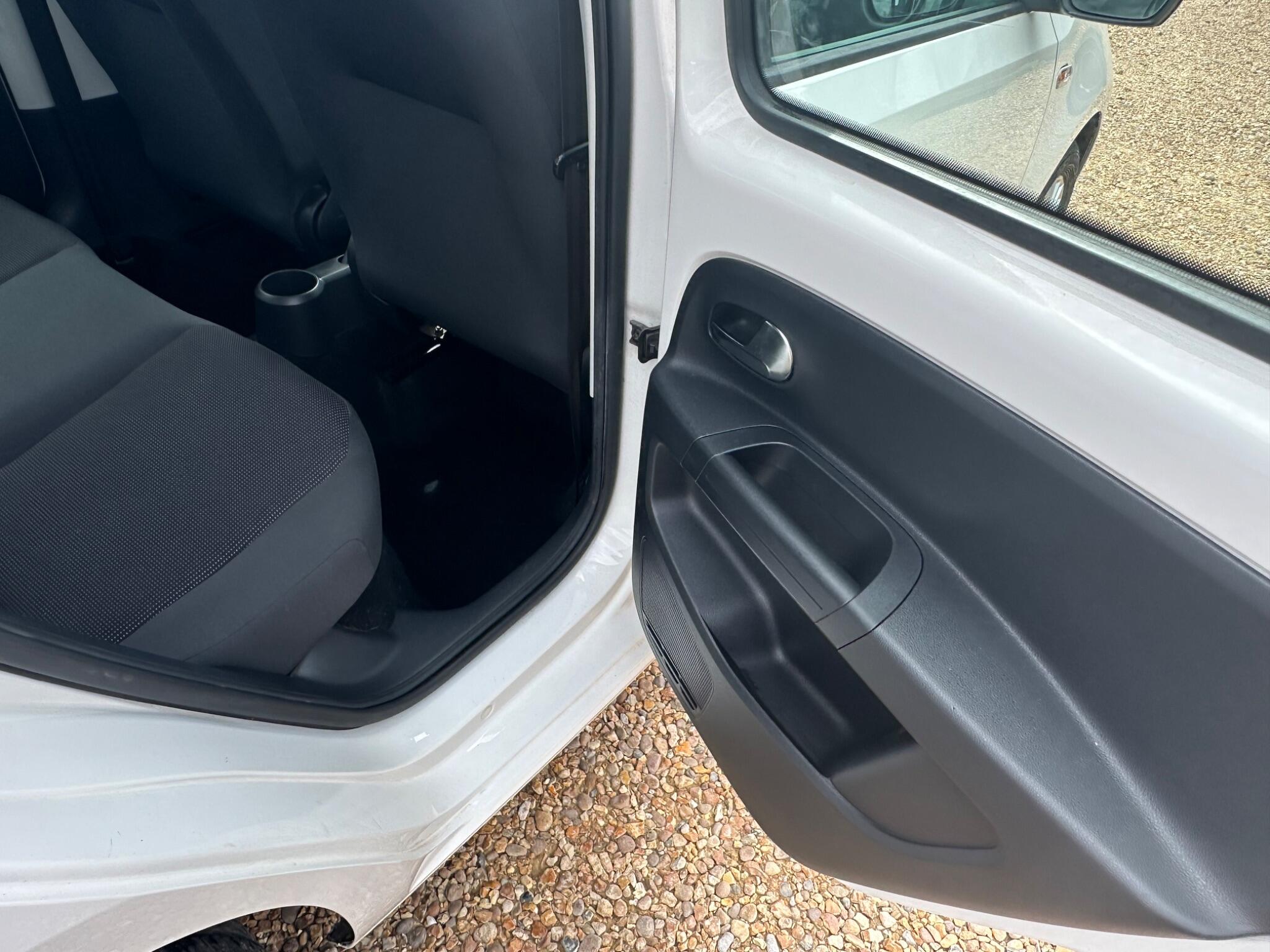 Volkswagen up! view 25