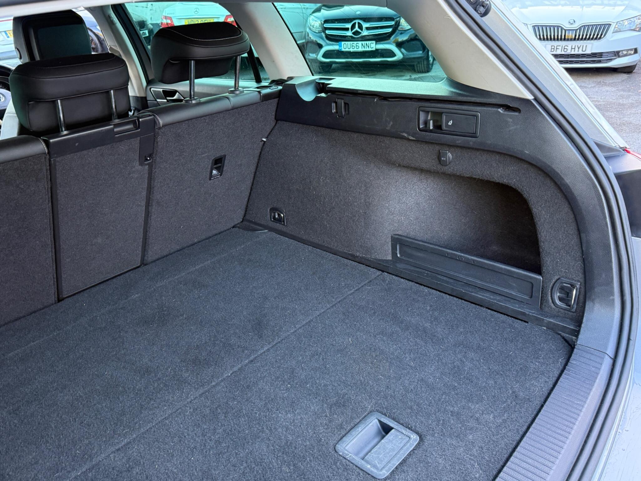 Volkswagen Passat - Image 44