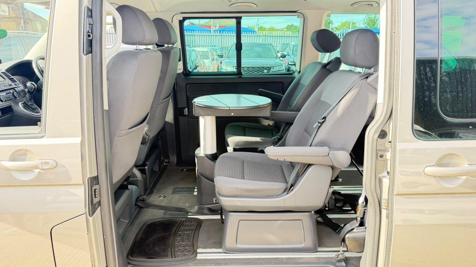 Volkswagen Caravelle view 15
