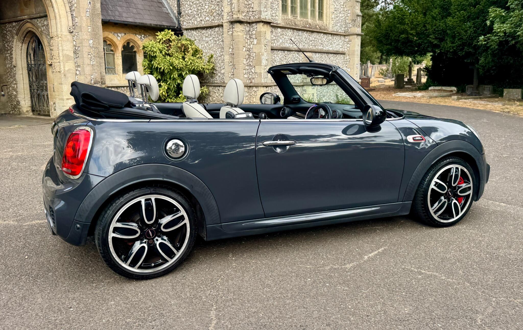 Mini Convertible view 25