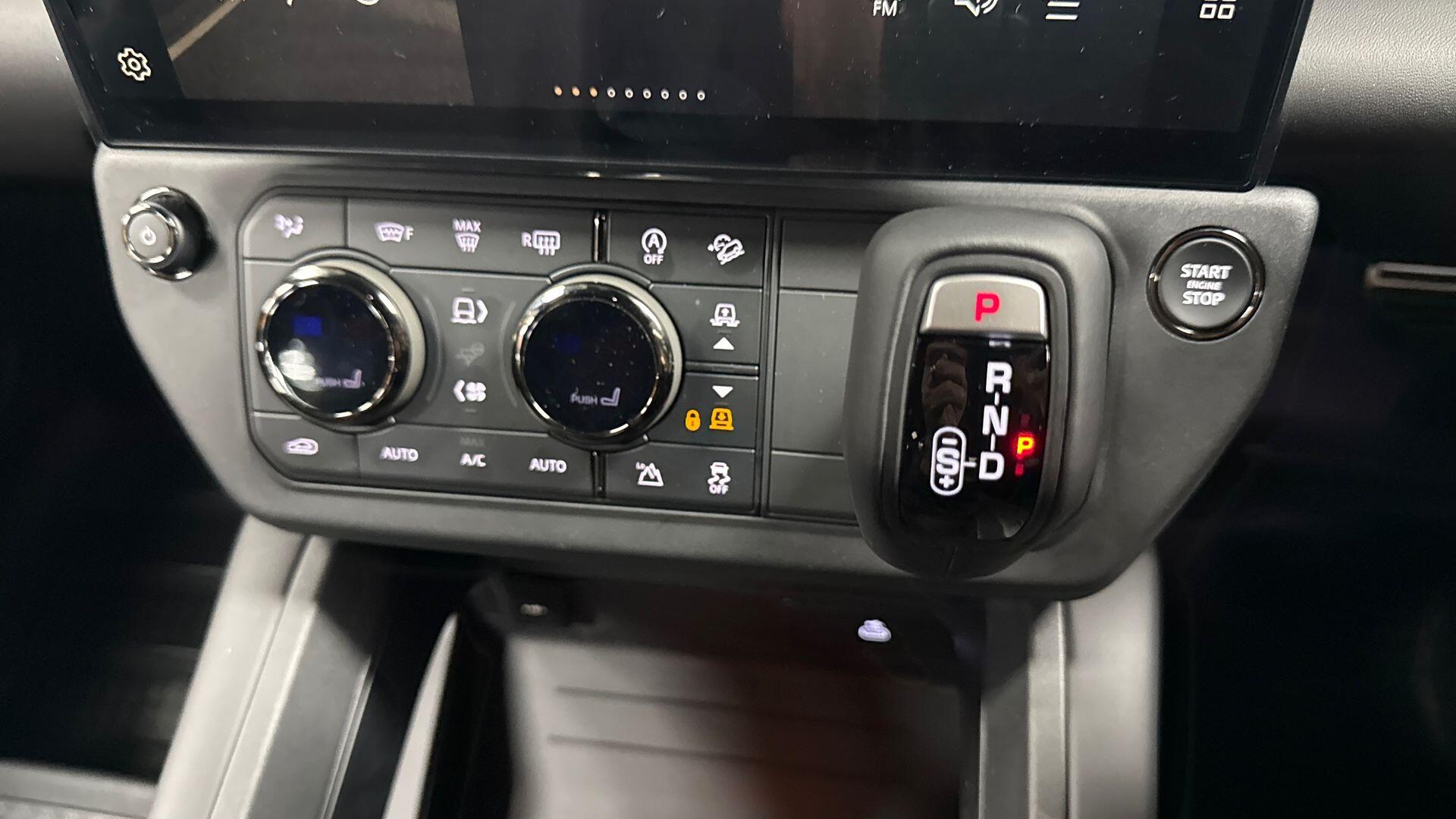 Land Rover Defender view 13