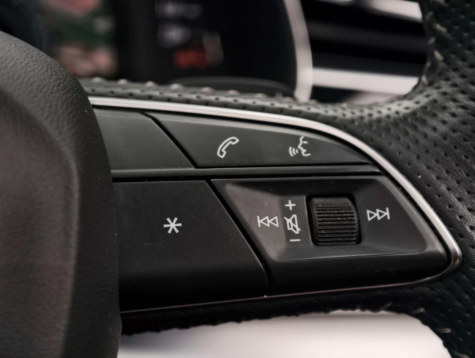 Audi Q8 view 50