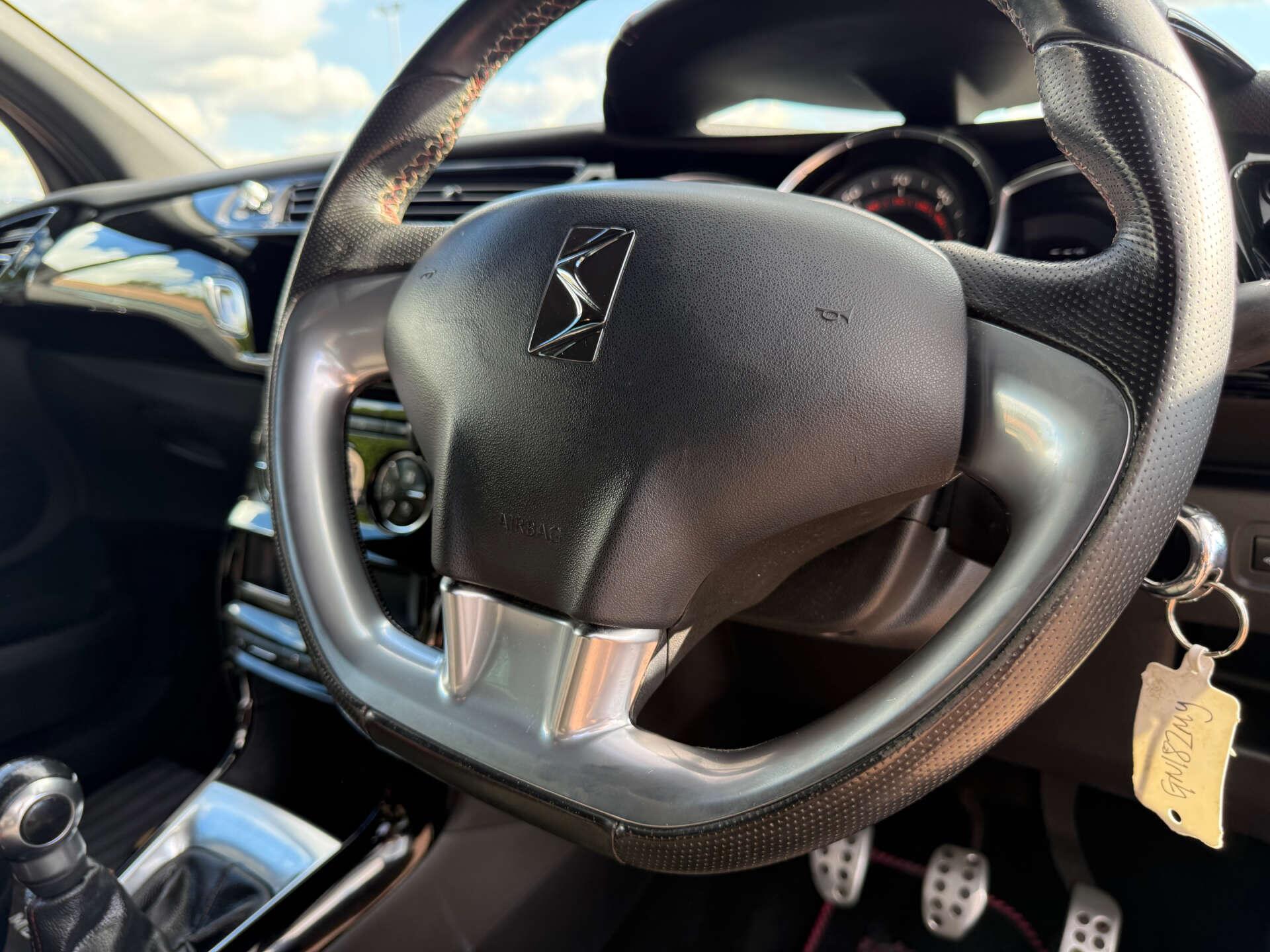 DS Automobiles DS 3 view 35