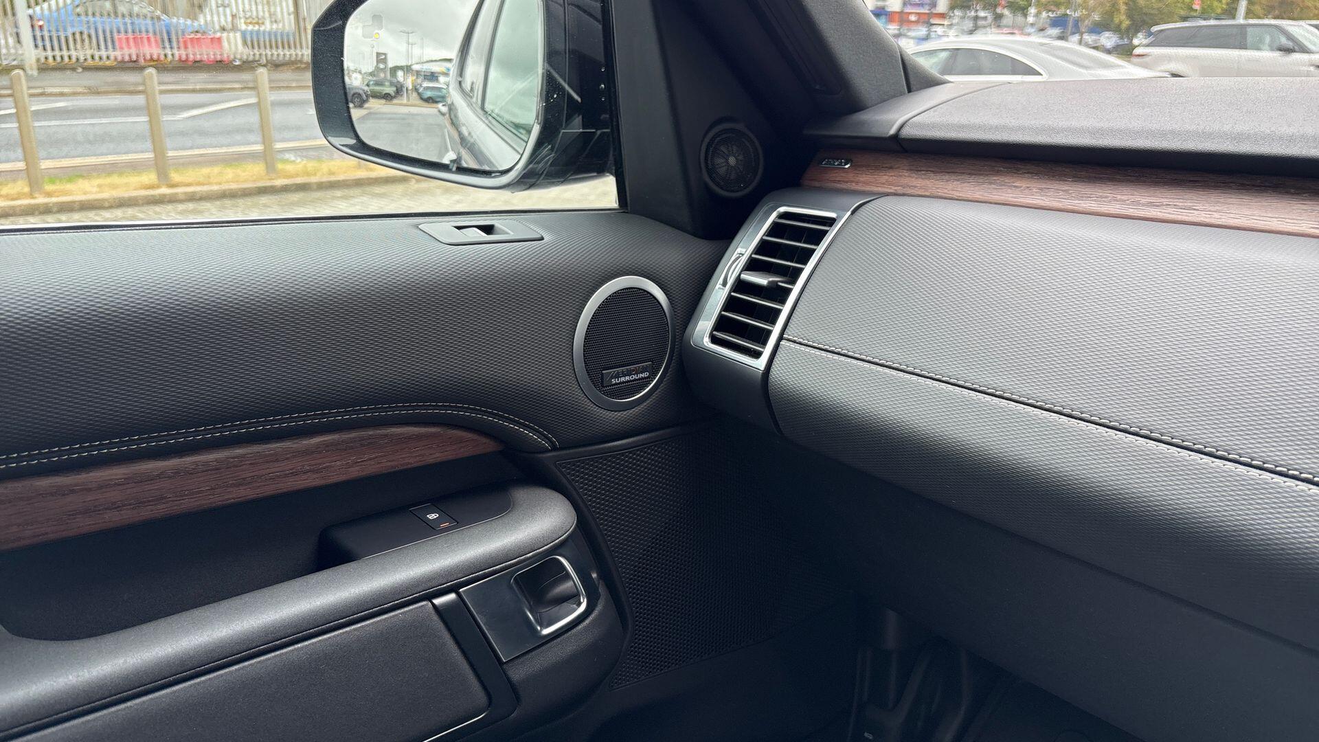 Land Rover Discovery view 40