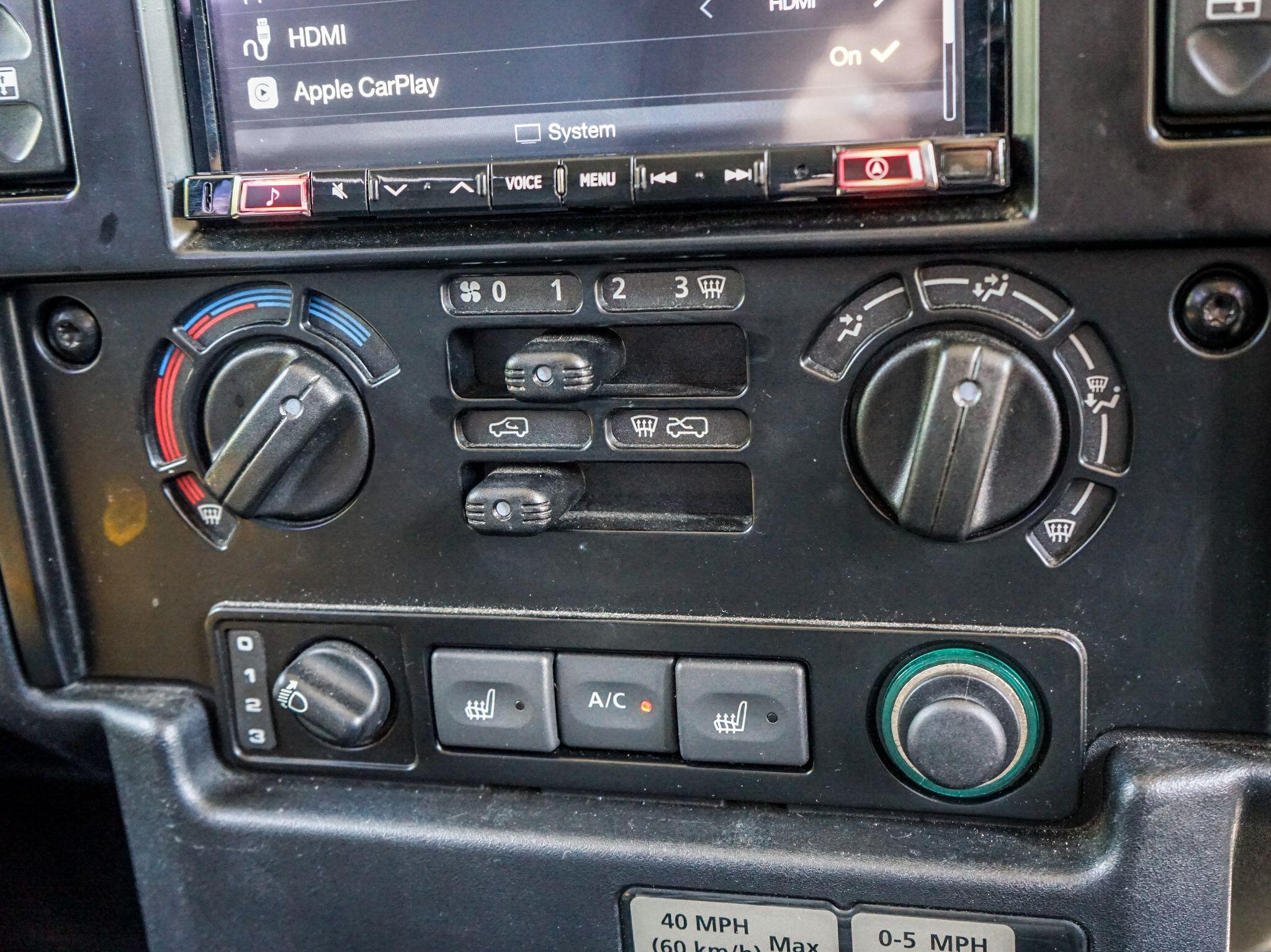 Land Rover Defender 110 view 37