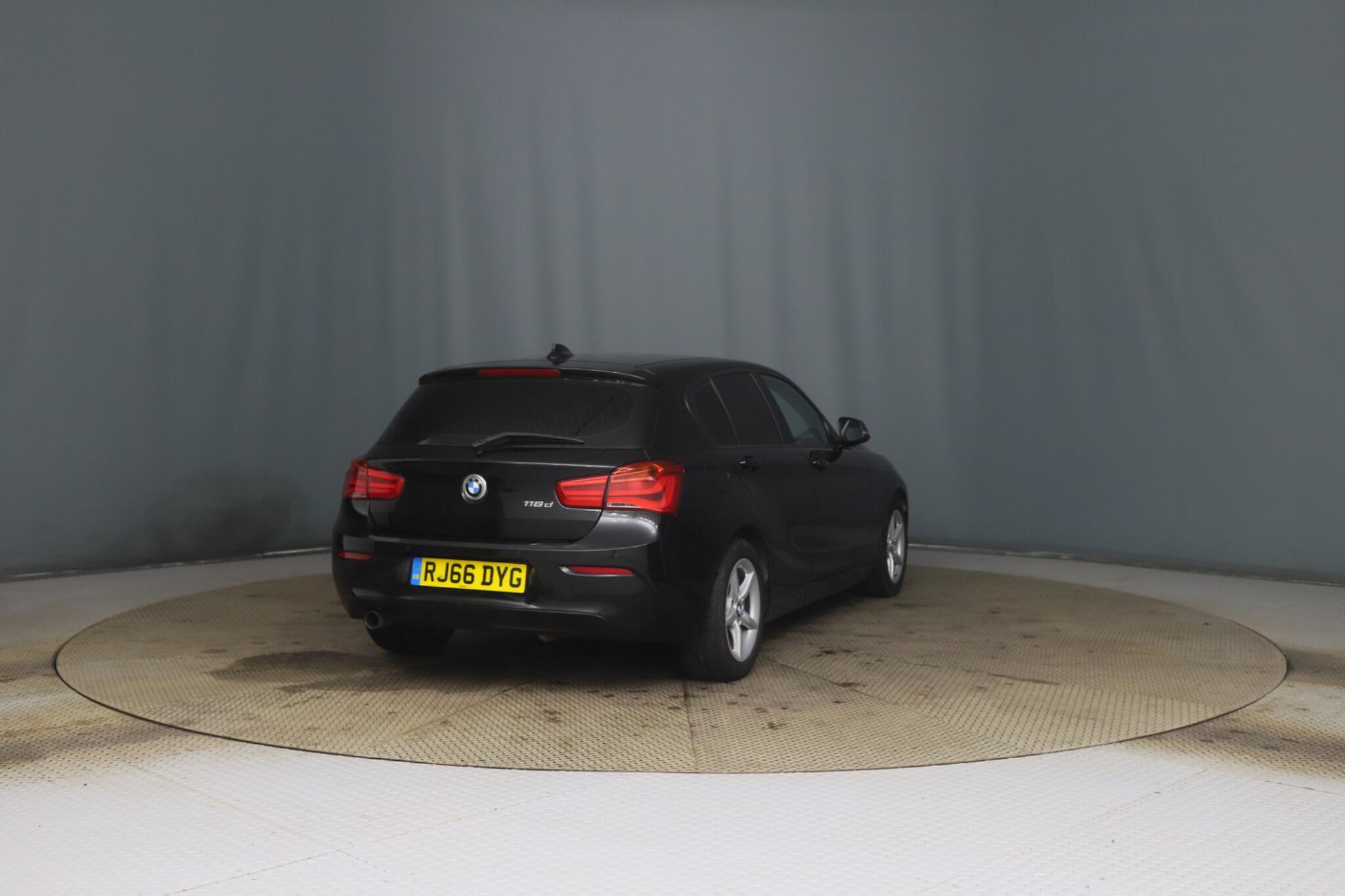 BMW 1 Series view 6