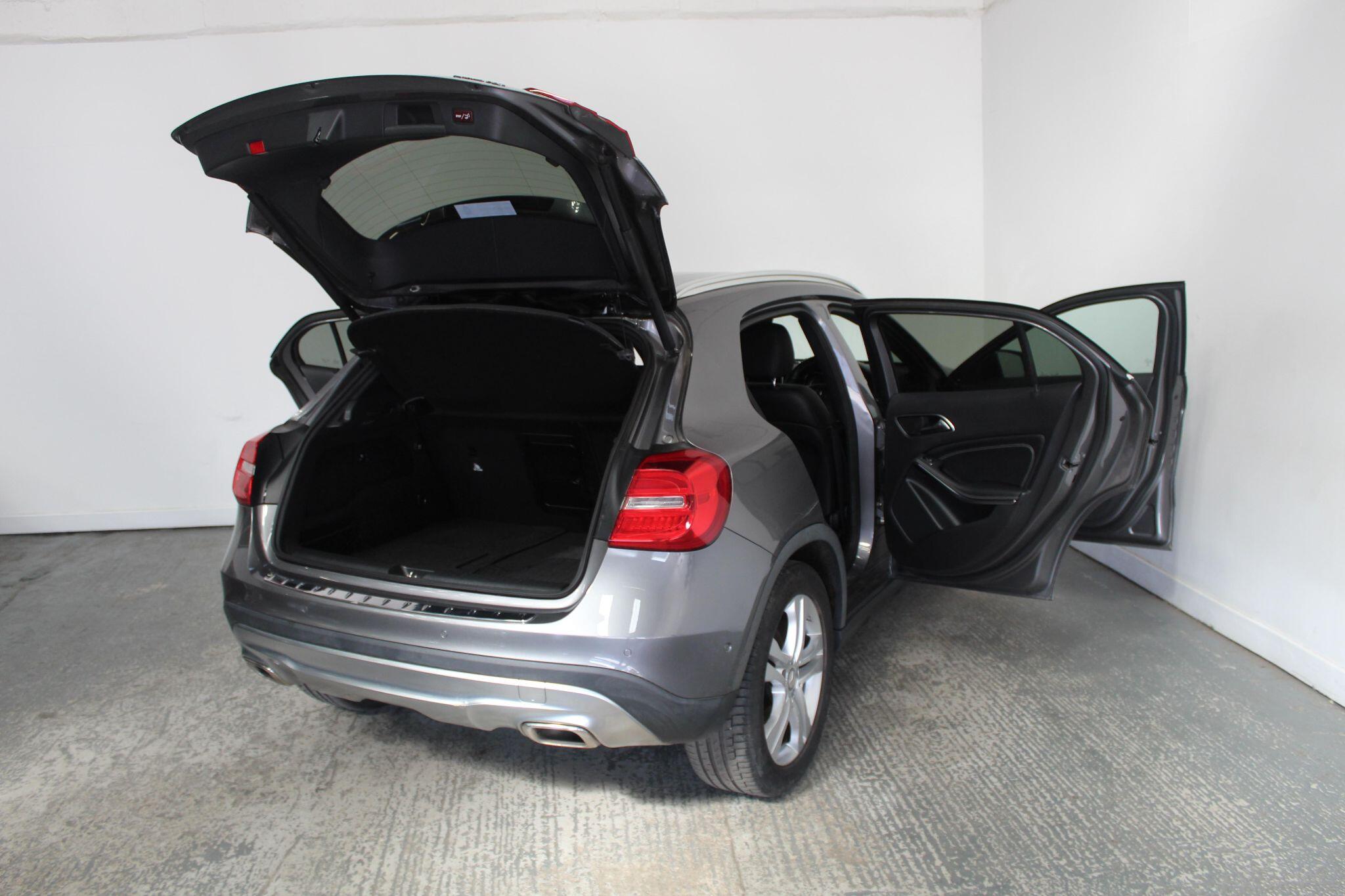Mercedes-Benz Gla view 22